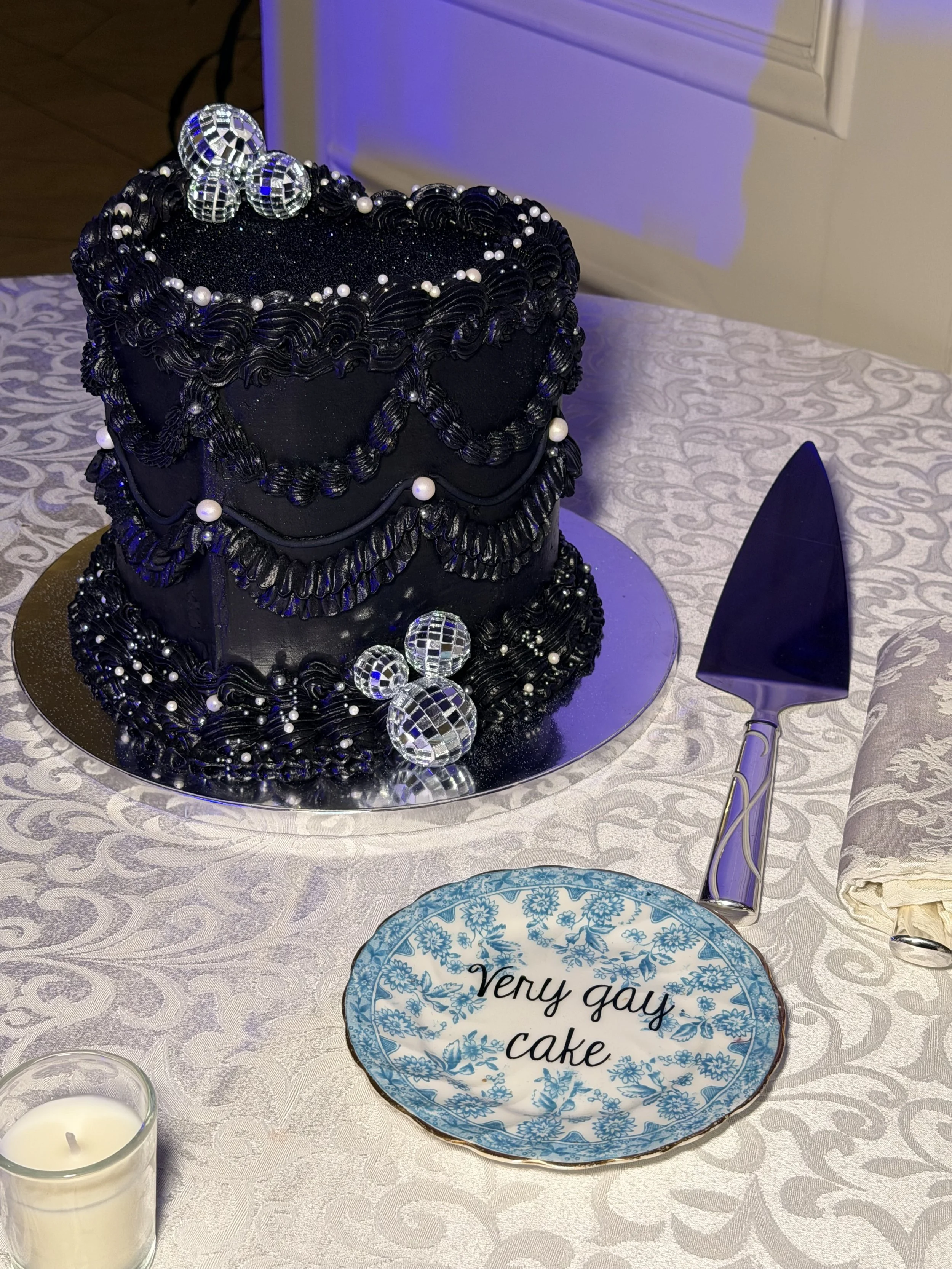 Black Vegan &amp; Gluten Free Wedding Cake at Oheka Castle 
