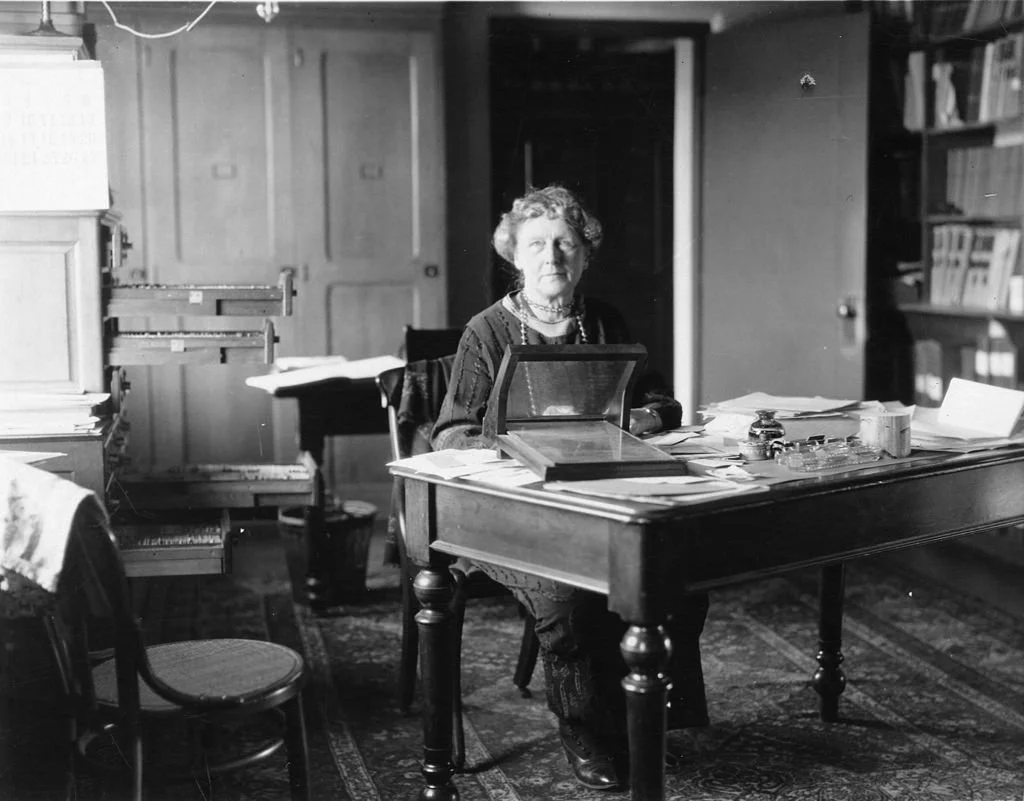 Annie_Jump_Cannon_sitting_at_desk.jpg