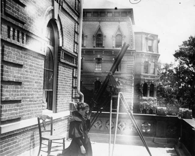 annie-jump-cannon-outside-wellesley-coolege-hall-1884.jpeg
