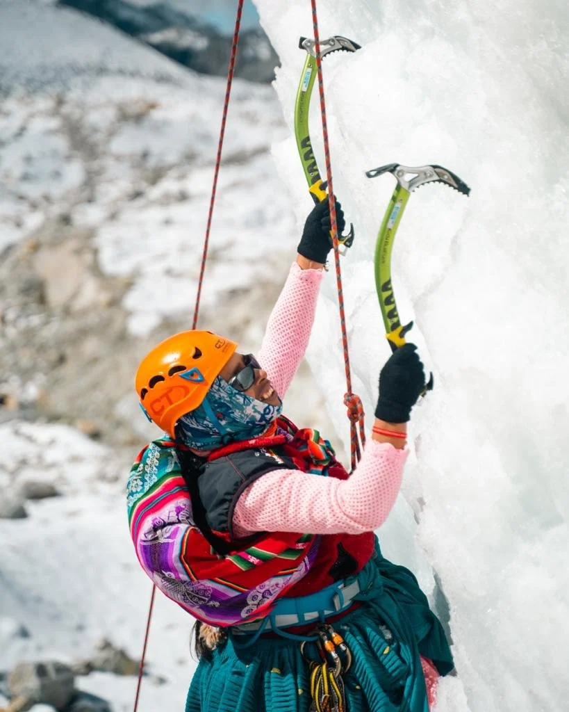 ceciliaescalandohielo.jpg