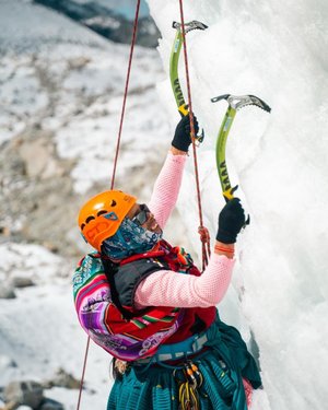 ceciliaescalandohielo.jpg