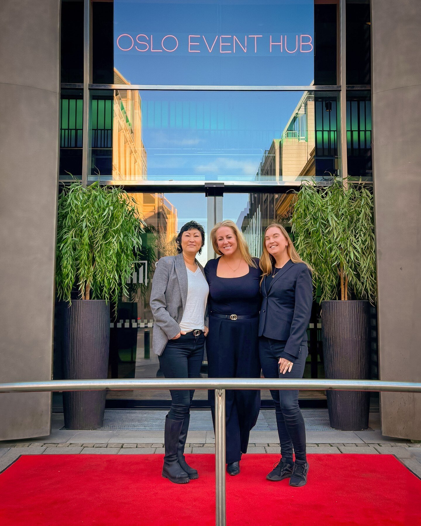 Tre kvinner i ledelsen, pluss et helt arsenal av talentfulle damer (og menn), utgj&oslash;r grunnlaget for suksessrike eventer her hos Oslo Event Hub. 💪🏼 S&aring; i dag, p&aring; Kvinnedagen, feirer vi hver og en av dere &ndash; fra de som pusler s