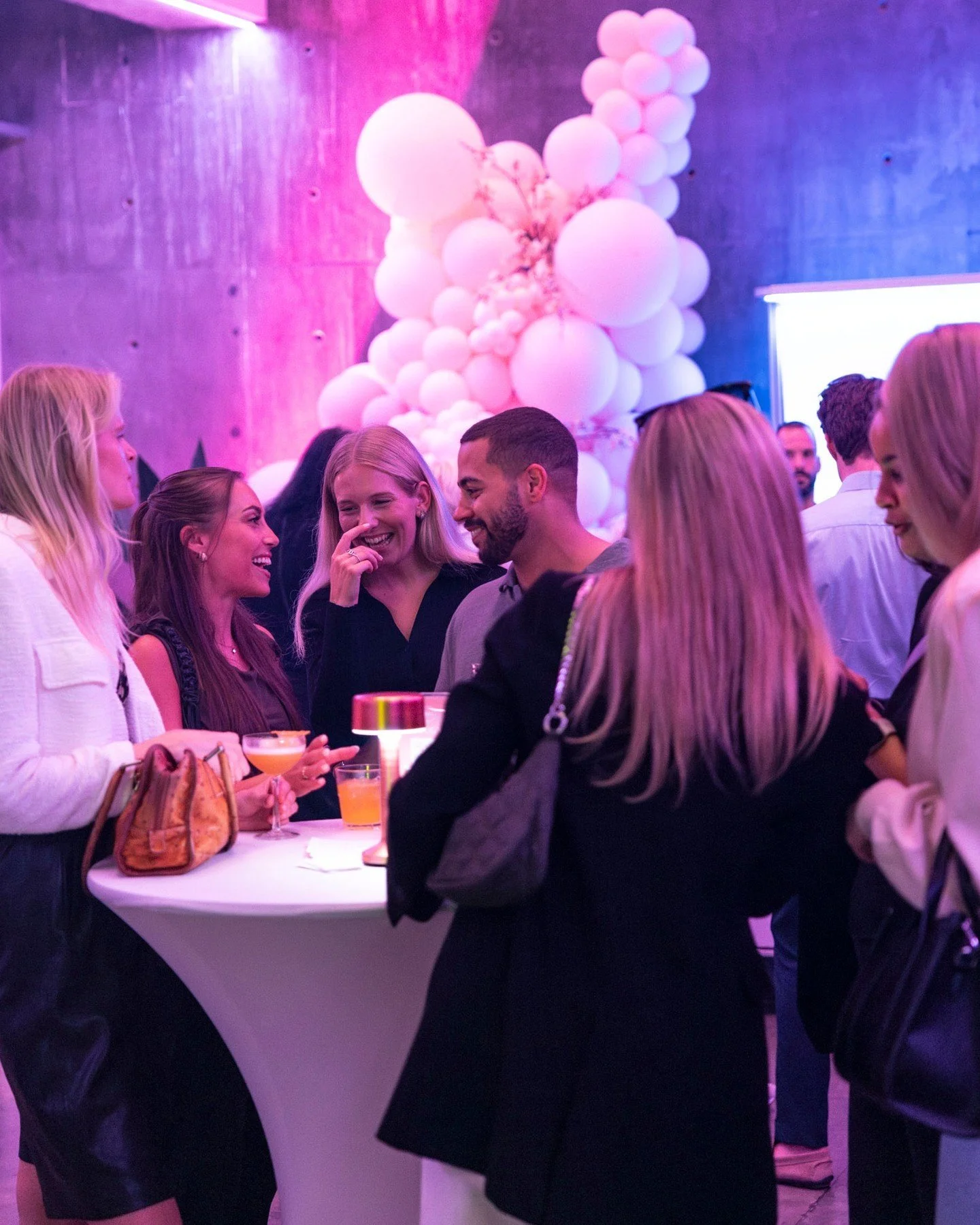 Desember kan være hektisk – men vinterens høydepunkt trenger ikke å forsvinne selv om julebordet glapp ☃️💫
Inviter kollegene til en vinterfest etter julerushet, og få både et forsinket julebord og en pangstart p