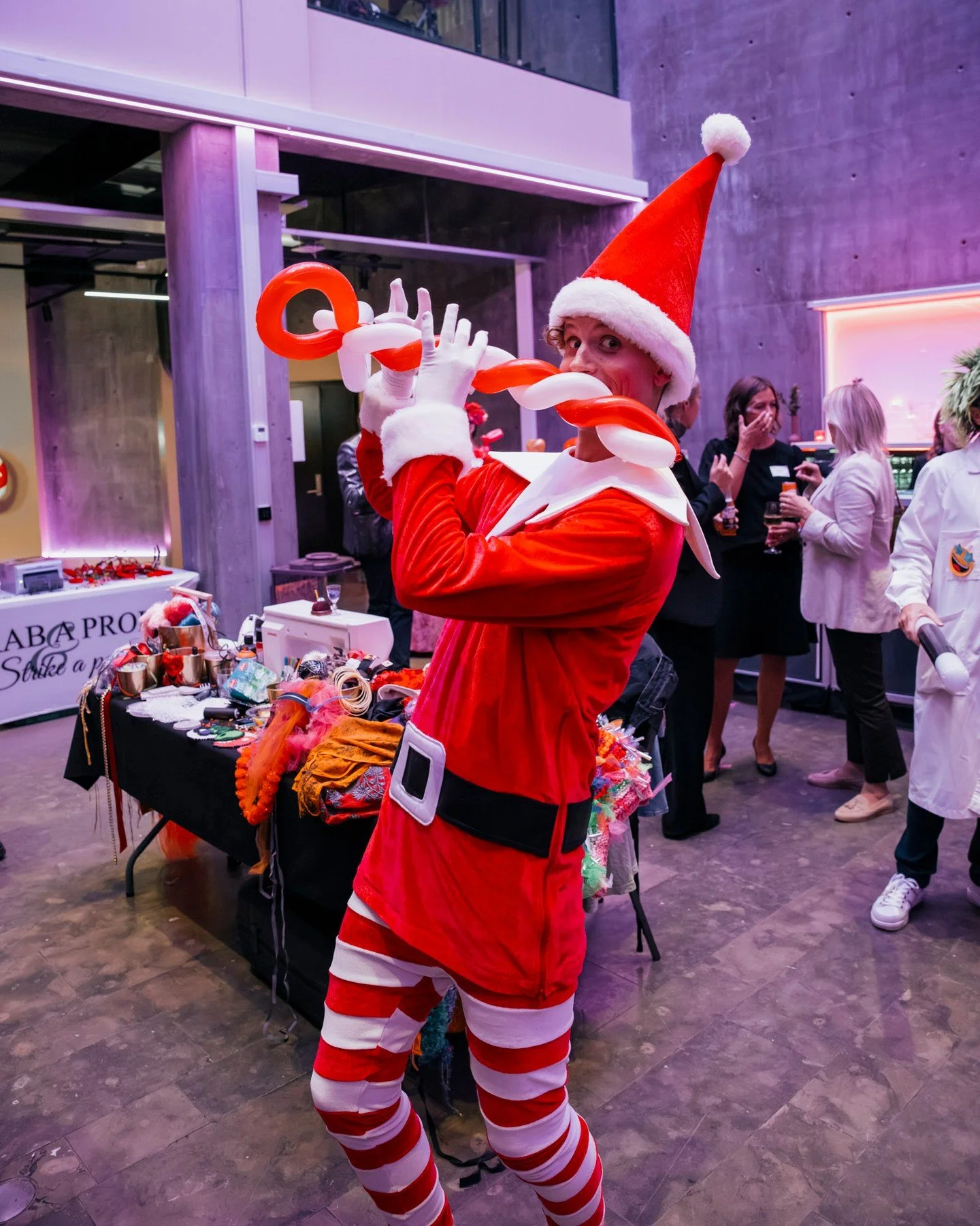 Vi g&aring;r inn i en gr&aring; og v&aring;t desember, men heldigvis kan vi trylle frem julemagien her p&aring; Oslo Event Hub ✨🎄

#osloeventhub #oslo #eventoslo #restaurantoslo #selskapslokale #bryllupslokale #firmafest #foredrag #eventplanlegger #