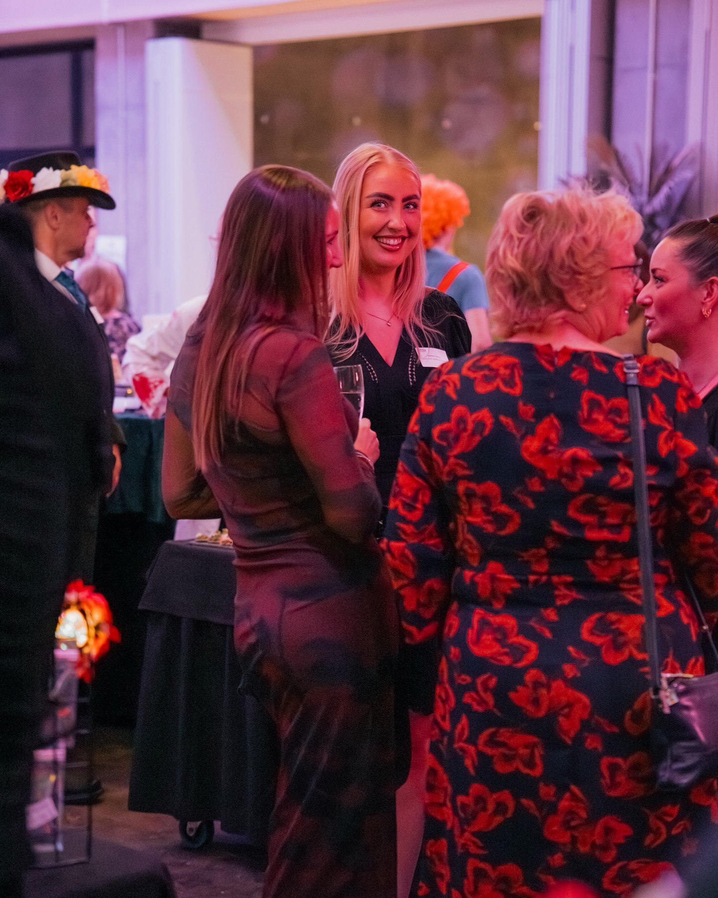 Oslo Event Hub = ditt neste konferanselokale ✨

Arrangerer du konferanse i &aring;r? Hos oss f&aring;r du mer enn et rom med stoler og projektor. Vi tilbyr ulike soner, som kan passe til en liten eller st&oslash;rre gruppe.

 ⭐Hovedsalen: Kapasitet o