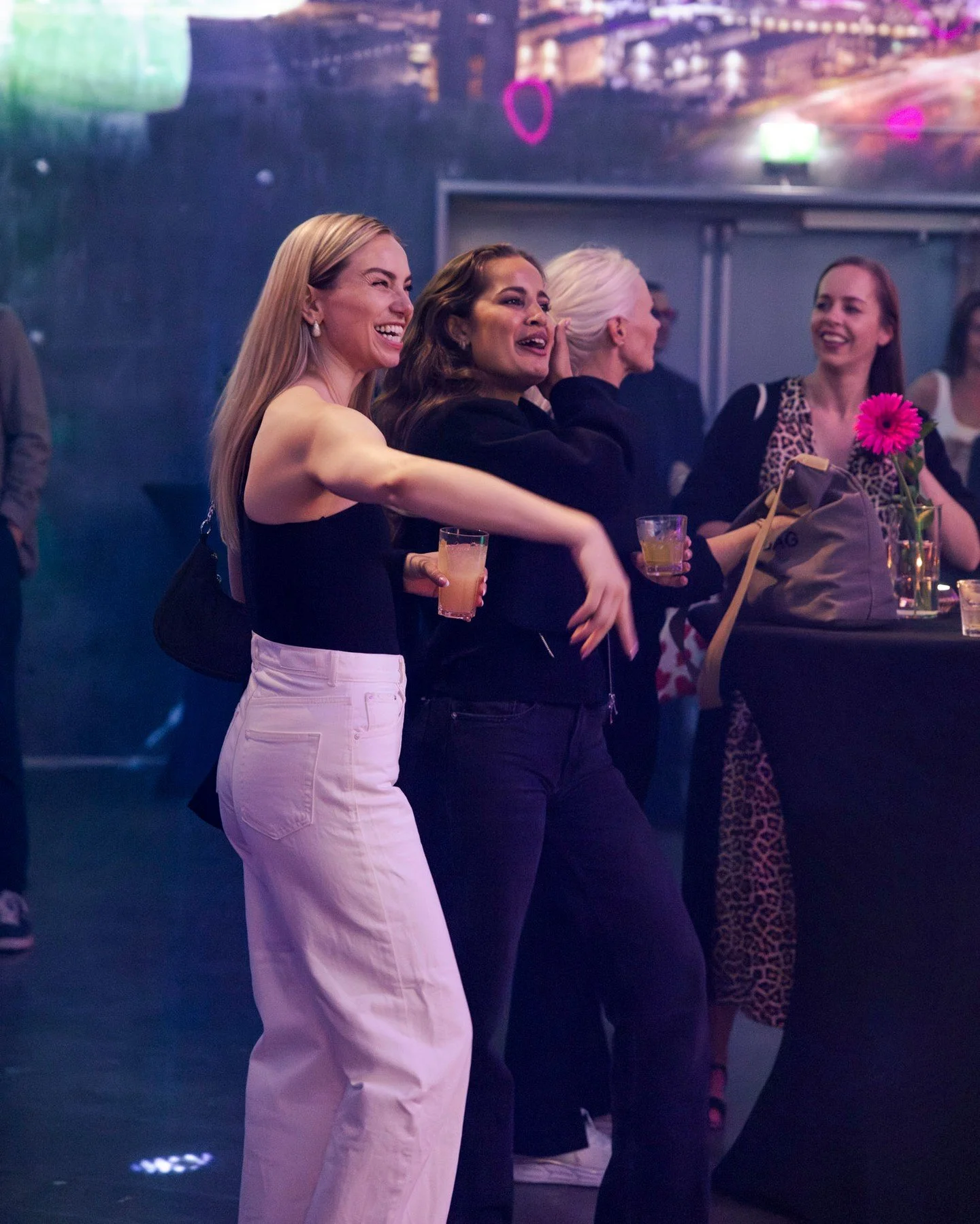 Dagene blir sakte men sikkert lysere, og det betyr at det er p&aring; tide &aring; planlegge &aring;rets sommerfest!☀️

Hvorfor legge sommerfesten til Oslo Event Hub? V&aring;re lokaler ligger midt i Oslo sentrum og fungerer like godt til middag og m