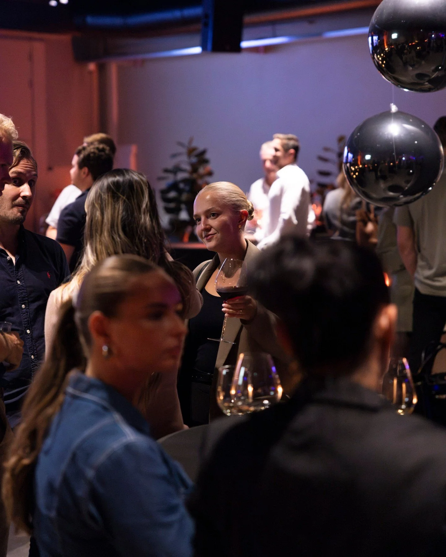 La oss arrangere firmafest sammen ✨ V&aring;rt erfarne team vil hjelpe deg hele veien! Vi kan til og med tilpasse lys og bilder til deres brand 🙌🤩

Kontakt oss via link i bio.

#osloeventhub #oslo #eventoslo #restaurantoslo #selskapslokale #bryllup