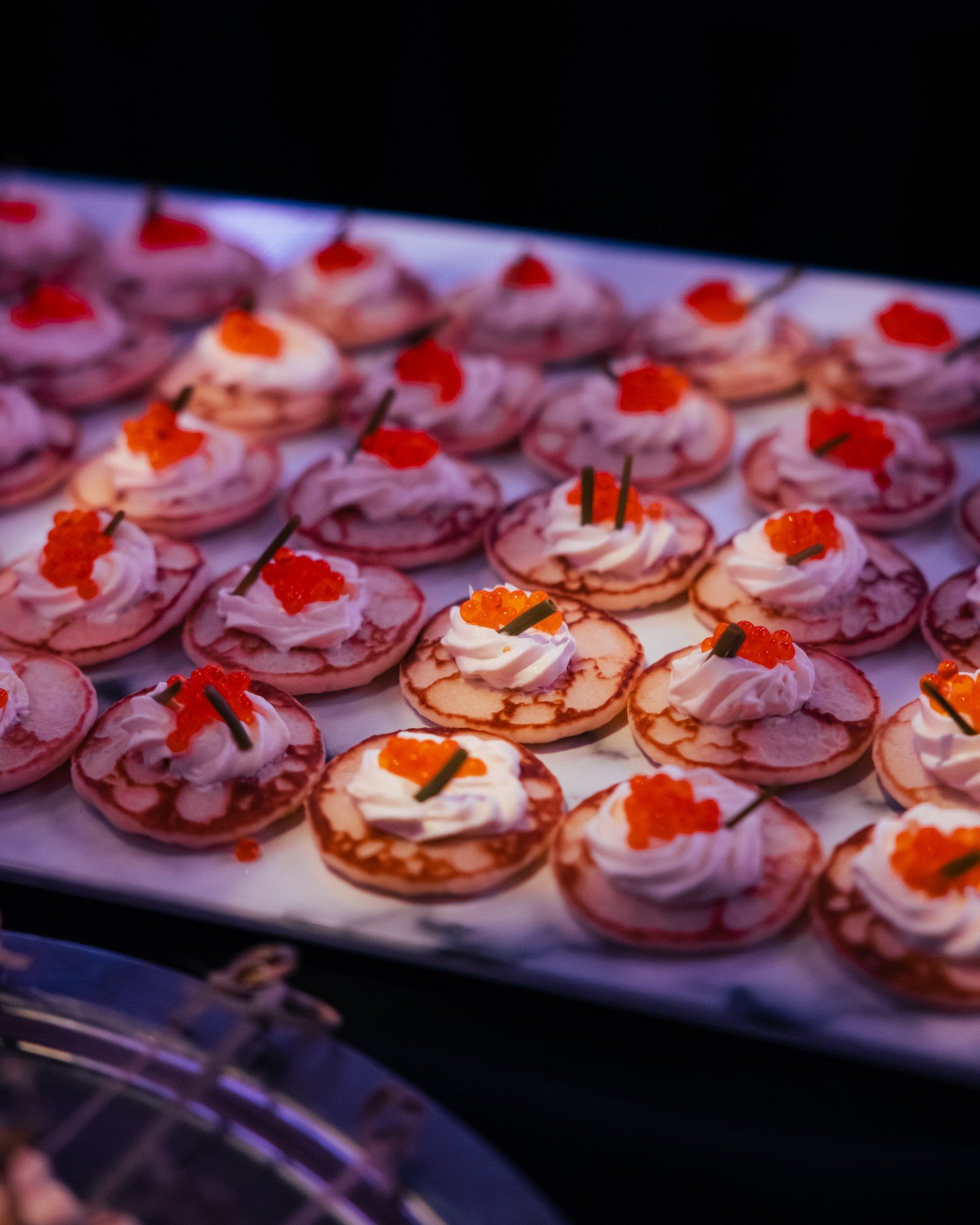 Mat og drikke som l&oslash;fter firmaeventet?😍 God servering er avgj&oslash;rende for et vellykket event! Her tilbyr vi alt fra uformelle mingelmenyer og street food til festmiddager med flere retter🍽️ 

Menyene tilpasses sesong, tema og budsjett, 