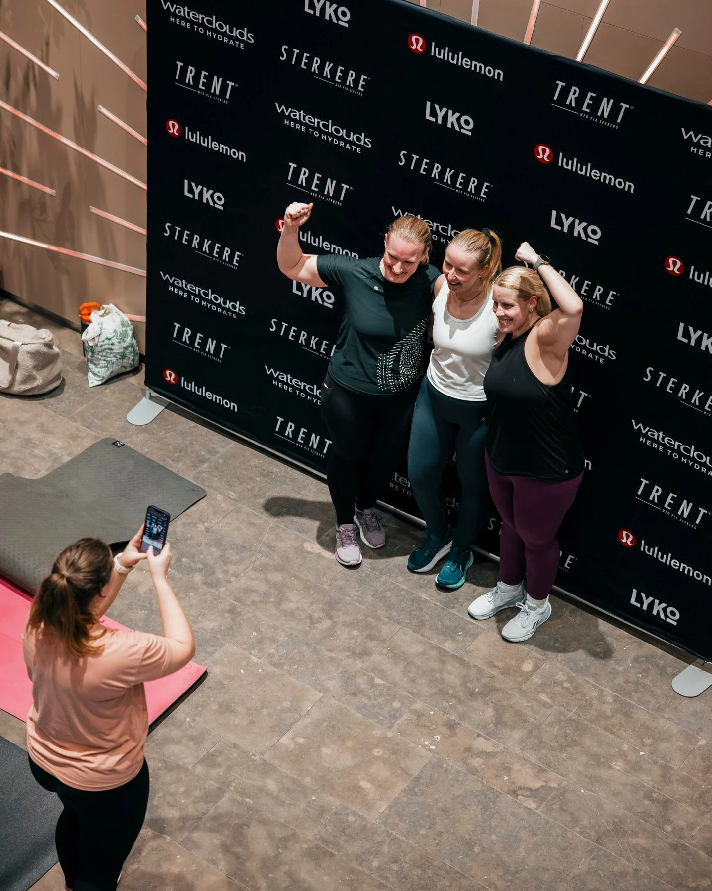 Et vellykket kundeevent starter med god planlegging ✍️ Hos Oslo Event Hub f&aring;r du en personlig eventplanlegger som hjelper deg med alt fra oppsett og detaljer til logistikk, tidsplan og koordinering! 

Det gir deg friheten til &aring; fokusere p