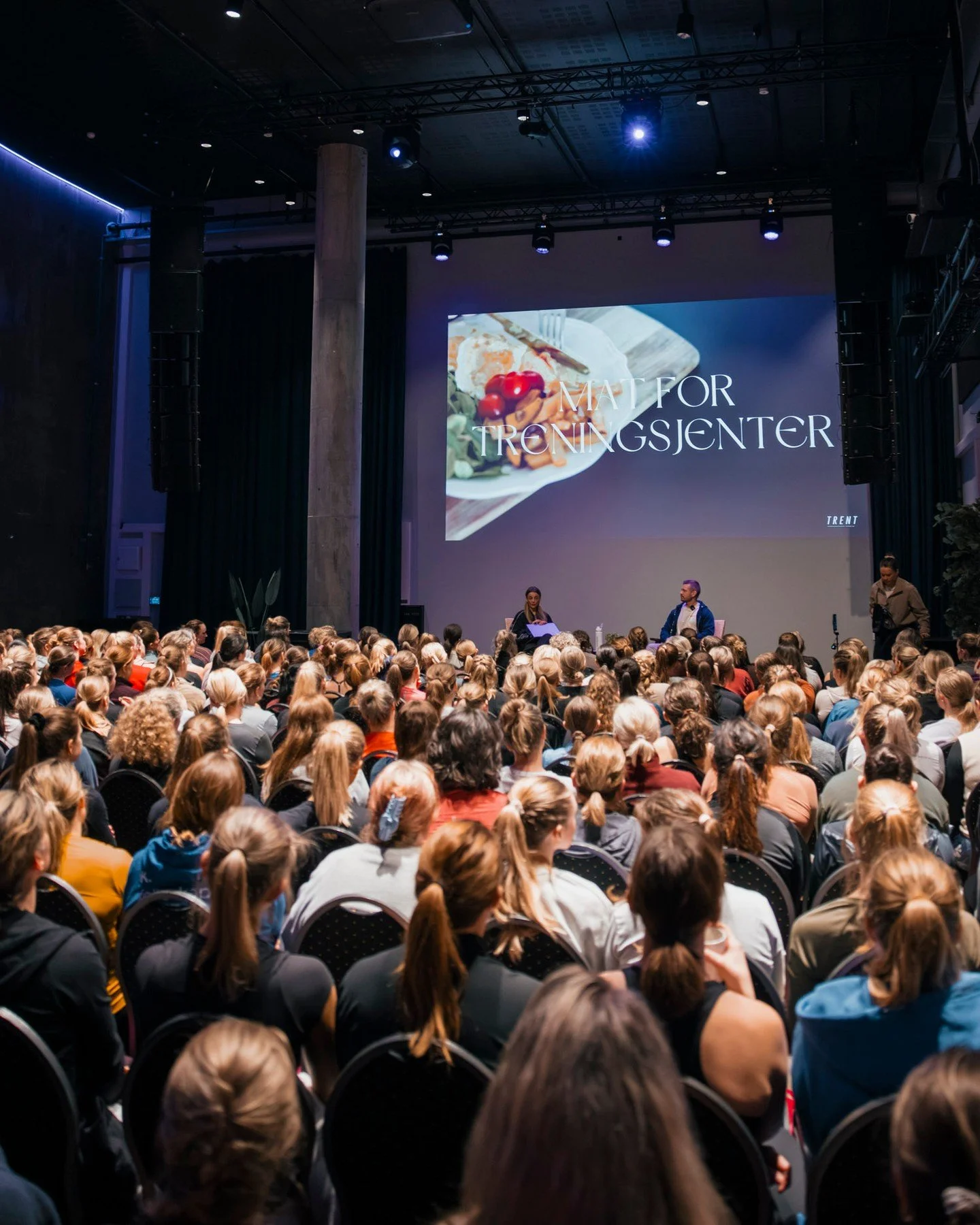 N&aring;r du skal arrangere din neste konferanse, velg Oslo Event Hub! 💫 Vi ble k&aring;ret til Best Conference &amp; Event Venue i 2025, s&aring; her f&aring;r du kvalitet, service og gjesteopplevelse fra start til slutt🙌

#osloeventhub #oslo #eve