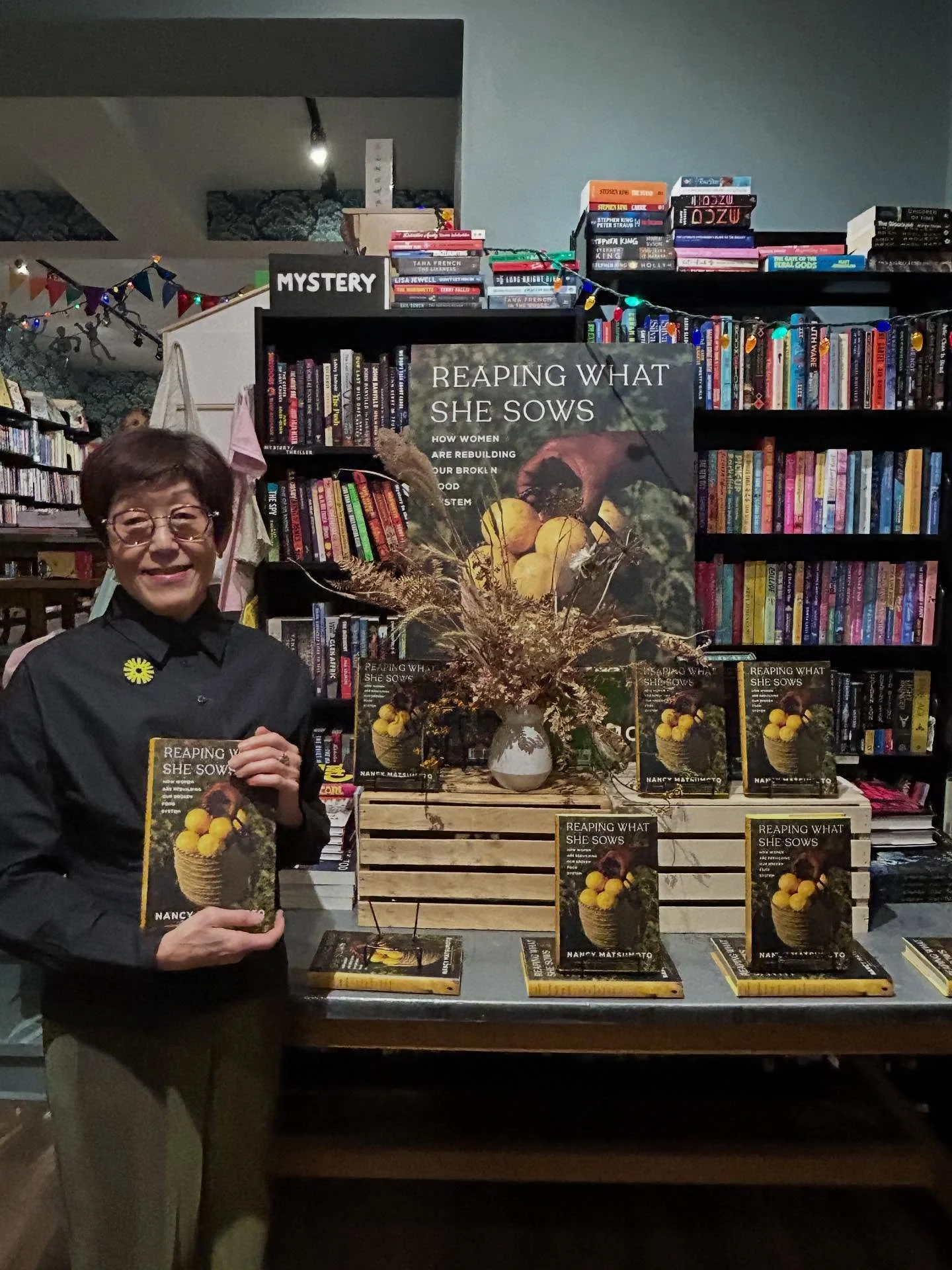 Launch day for Reaping What She Sows: How Women Are Rebuilding Our Broken Food System🎉🎂!

Thank you to all who came to @queenbooksto for my conversation with food systems role model Paul DeCampo, + to @starlingfloral for the lovely seasonal, Ontari