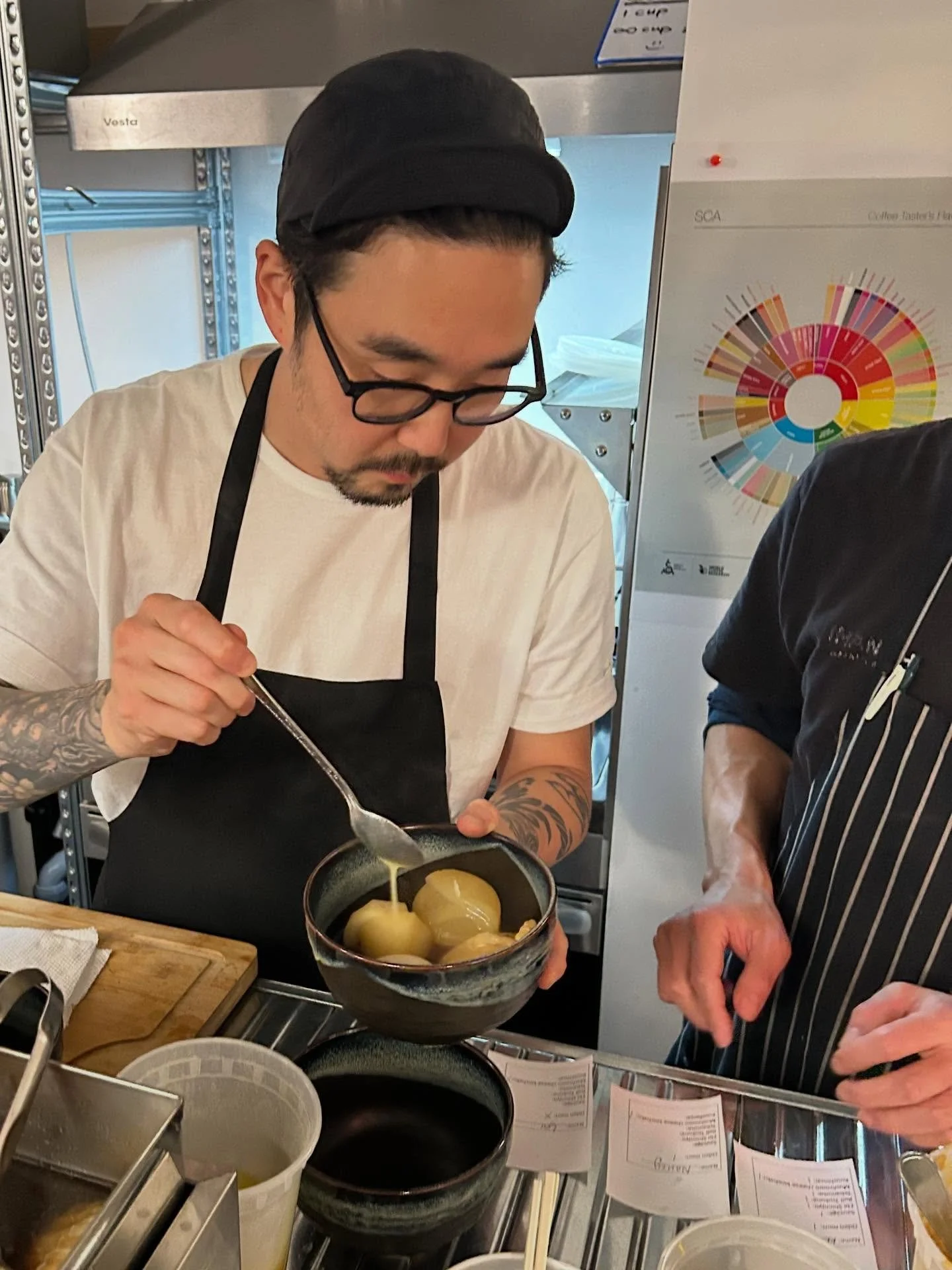 One of the most fun holiday combos: @shoriimanishi&rsquo;s tasty oden + @hakko.gakko&rsquo;s 🍾 🥂

Loved my first sighting of @stusakai with cute baby Isla + the kettle bell water dispensers, too. 

Happy Holidays, y&rsquo;all!🎉❣️🎊