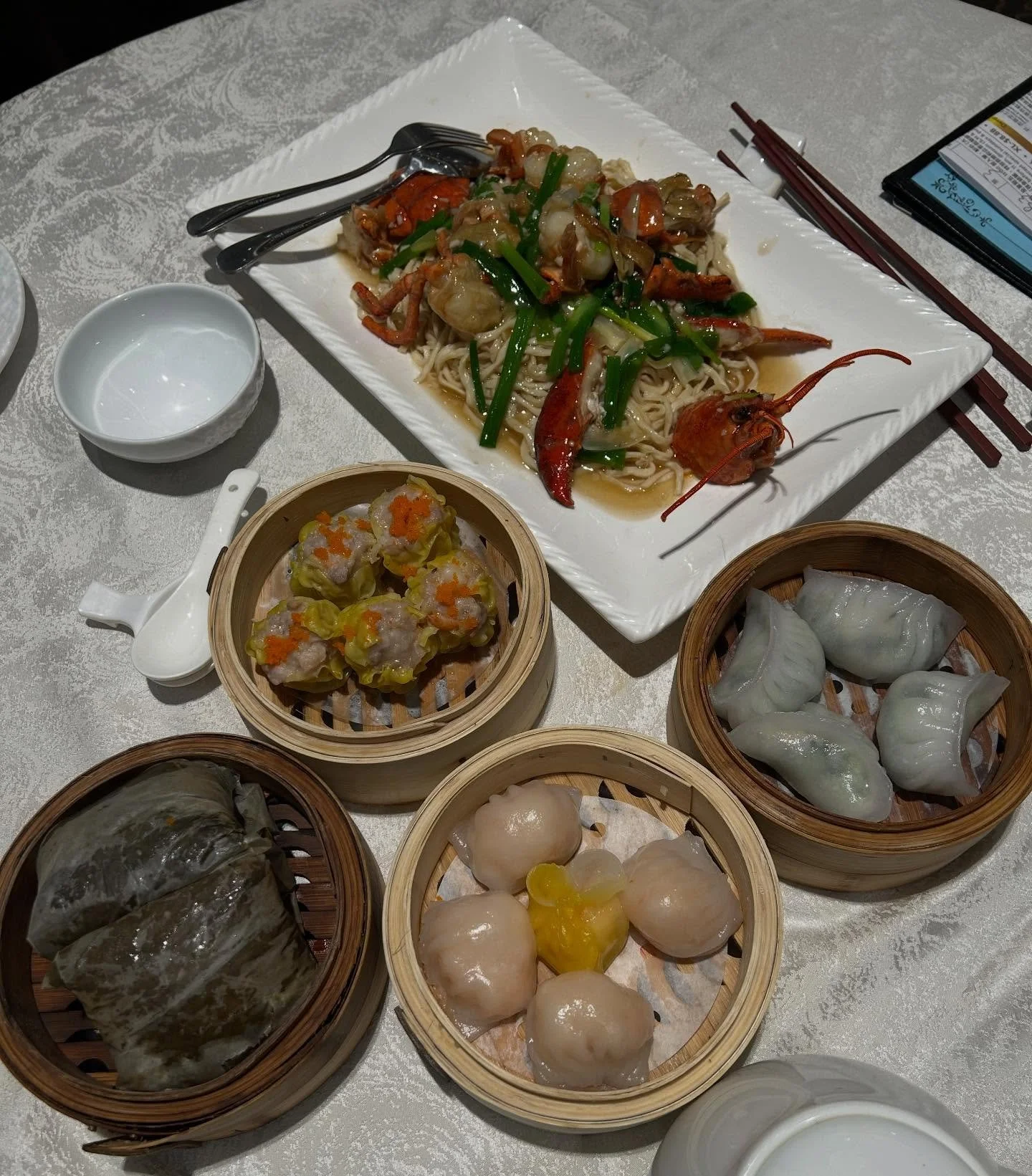 Medicinal dim sum @joyous_chinese_cuisine. There&rsquo;s something about biting into succulent little dumpling packets that is truly joyful. It made me feel happier + healthier in preparation for 2026! Nice to see you @nongtotopeeranat😊❣️ Good luck 