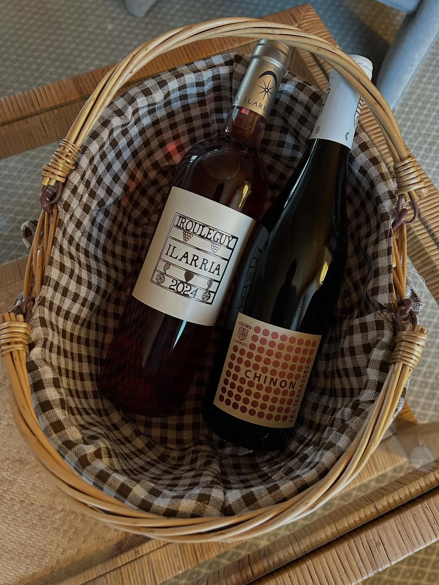The perfect New Year&rsquo;s Eve starts with a basket of wine from @jedart @haliburtonposthouse 🙏😊❤️, continues with a scenic drive south, pops up at @canarycounter&rsquo;s Electronic Vermut matinee experiment (good name!❤️), where @ccmendz + @nate