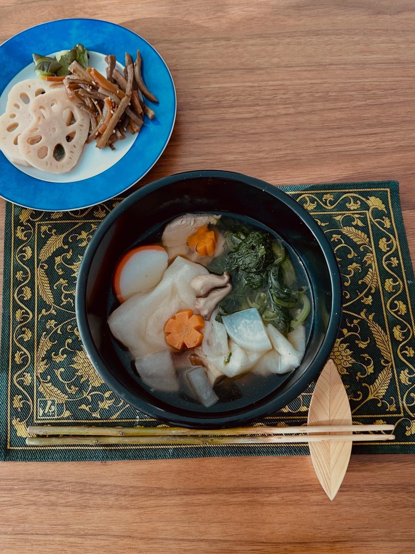 This holiday, I kept it simple but still felt the need to celebrate the first morning of the New Year as my family always does, with ozoni, a few osechi side dishes and sencha. I think of the friends and family who gave me precious ingredients for di