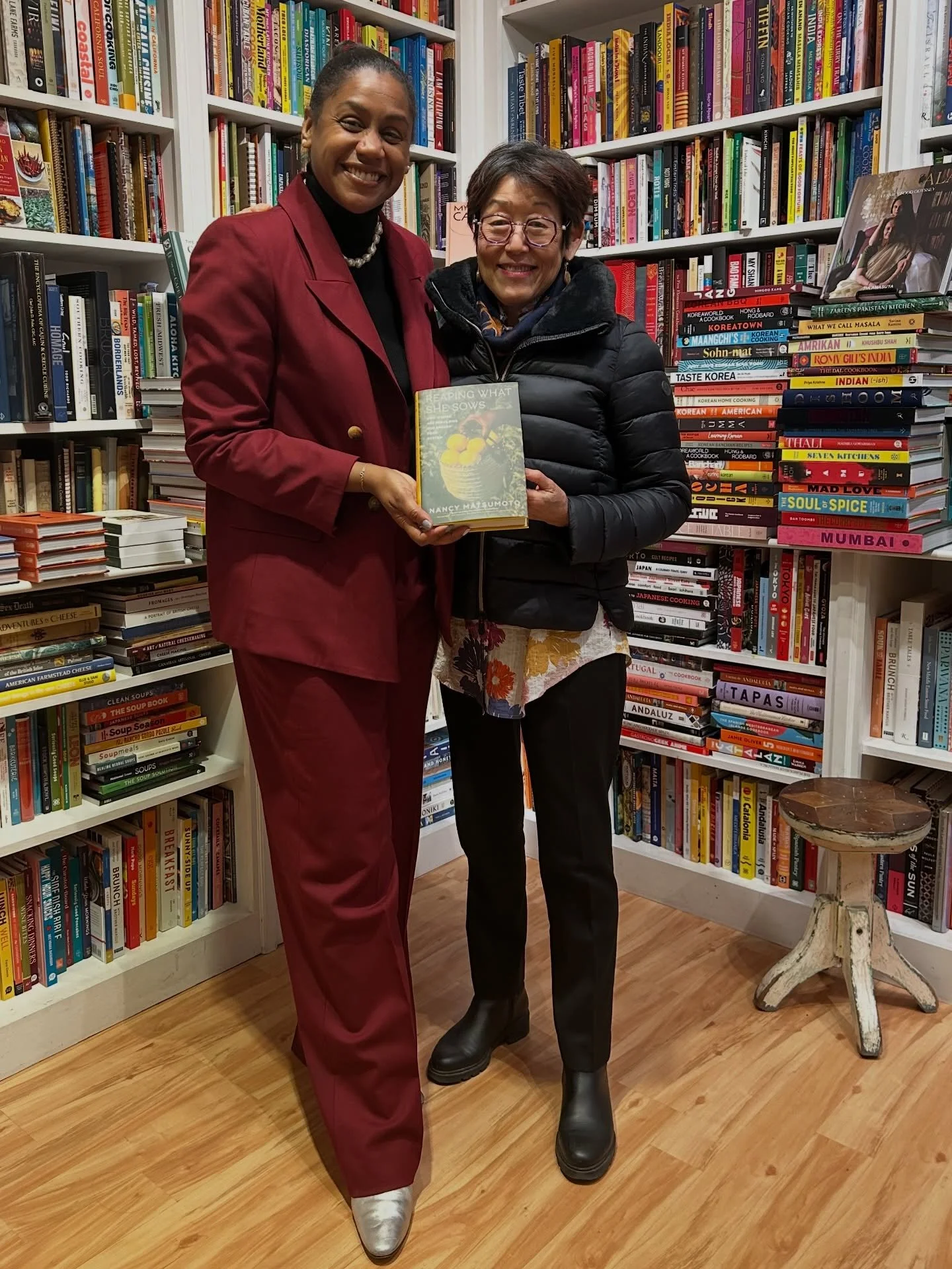 These last days in the Bay Area seem so precious and long ago already💕☀️✈️❄️🥹!

🐼🙏to @omnivorebooks , Sarah &amp; Erin  for hosting a fantastic &ldquo;Reaping What She Sows&rdquo; conversation between The @shak_simley and me&mdash;one of the best