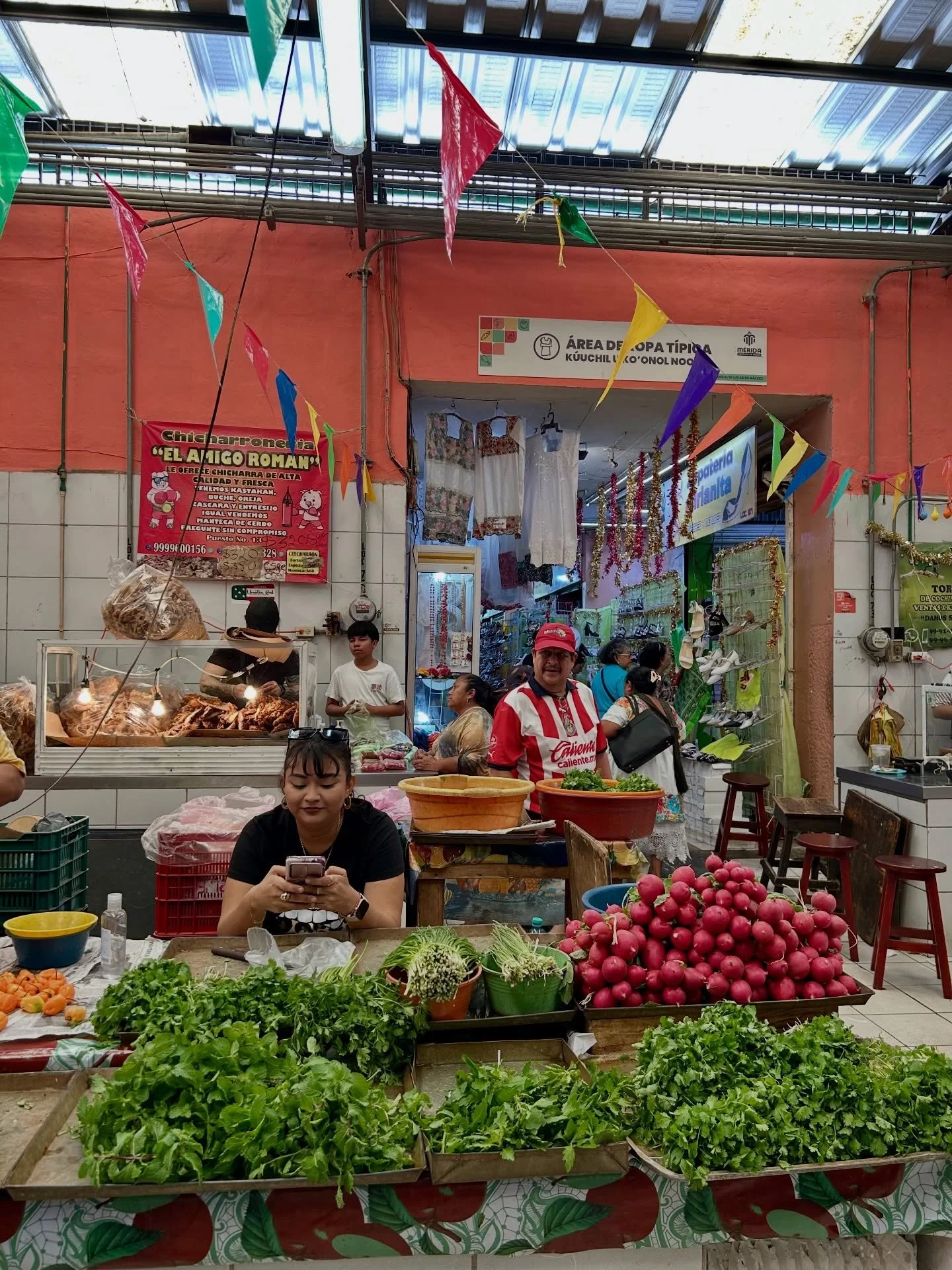 What a fun visit to the municipal Lucas de G&aacute;lvez market in M&eacute;rida! 

 🍊 abounds, as do lots of 🌶️ and spice stands. It stands to reason&mdash;they&rsquo;re they principal ingredients in cochinita pibil, the classic Yucatec&aacute;n d