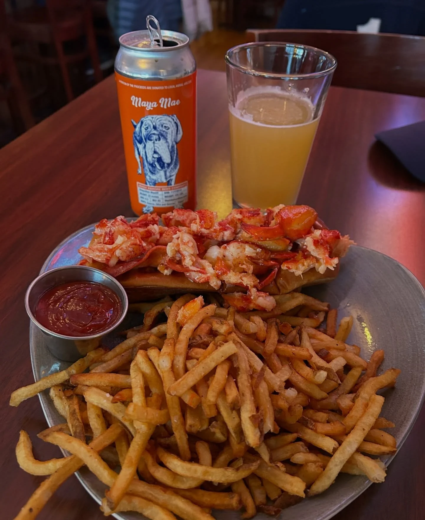 This stop @rockfishmv&mdash;with its wall-to-wall @nesn, feel-good playlist &amp; servers who call you &ldquo;dear,&rdquo; gave me such powerful Boston/New England vibes it almost put me in a trance. It was cold + windy on Martha&rsquo;s Vineyard so 