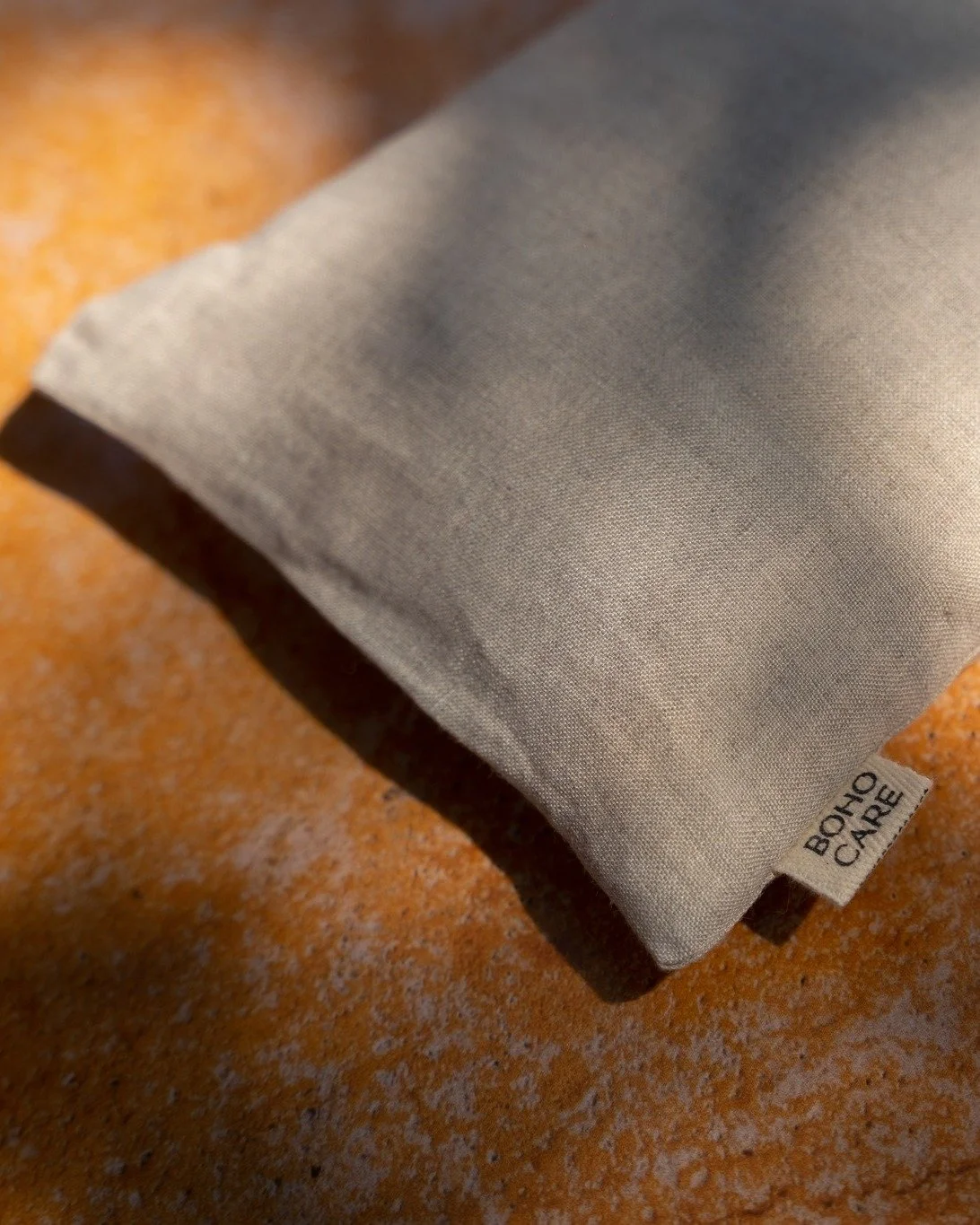 Una mezcla de semillas y hierbas arom&aacute;ticas, pensada para acompa&ntilde;ar tu momento de descanso.

Nuestra compresa Boho ayuda a aliviar tensi&oacute;n muscular, dolor de articulaciones y a crear un espacio de calma antes de dormir &mdash; un