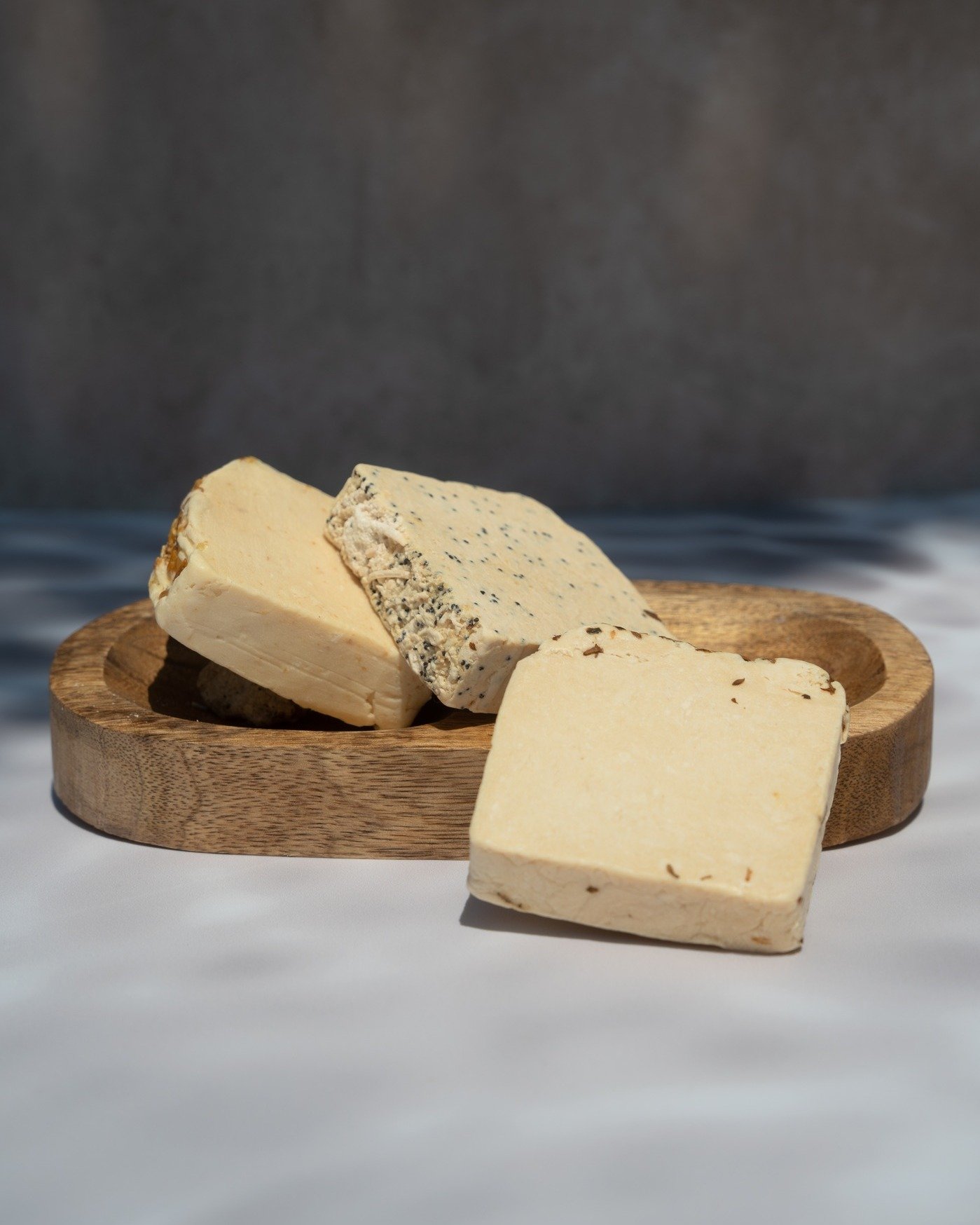 Elaborados con ingredientes naturales, nuestros jabones artesanales est&aacute;n pensados para hidratar y nutrir la piel en cada uso.

Disponibles en tres aromas, son el complemento perfecto para tu ritual de ba&ntilde;o.

Encu&eacute;ntralos en @Boh