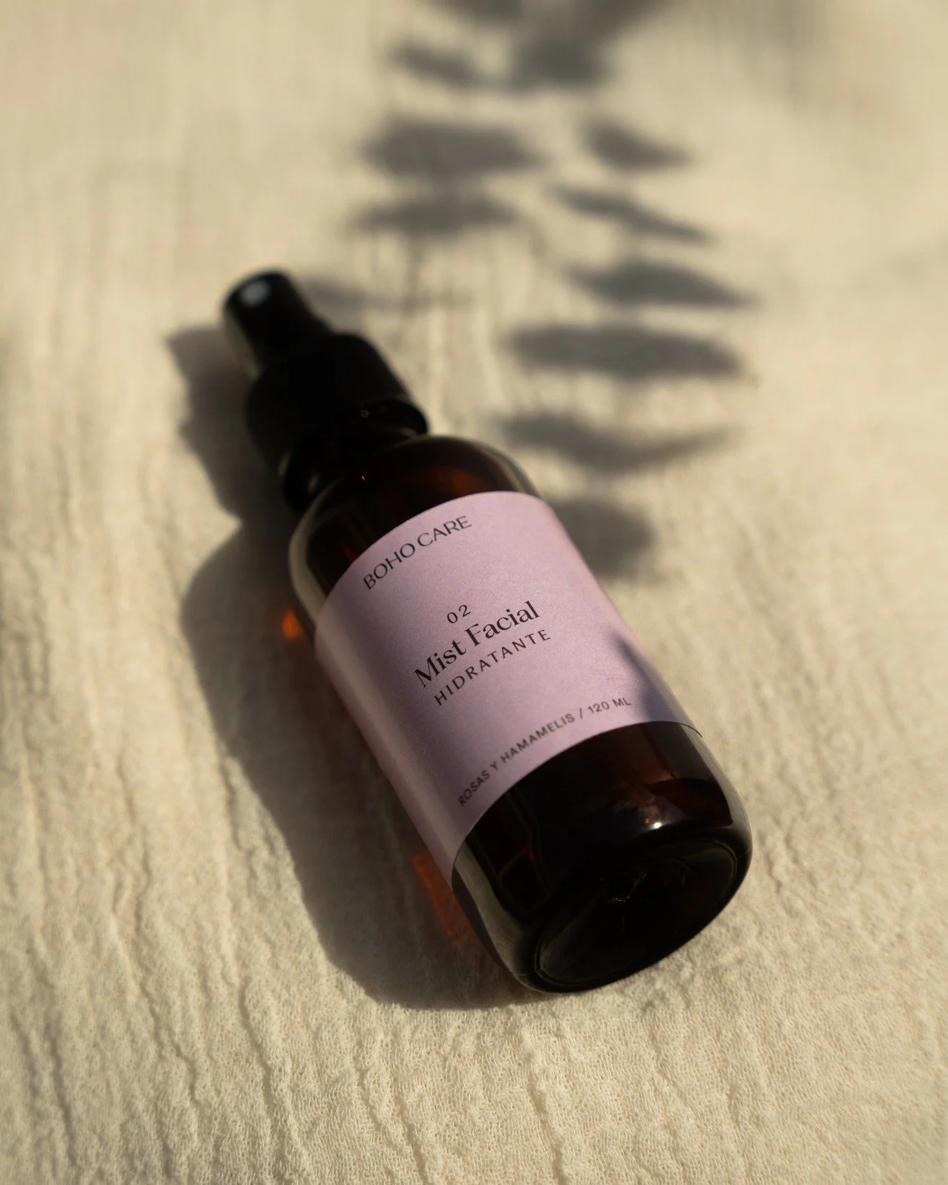 Este verano, lleva la frescura a todas partes.

Nuestro mist facial con extracto de rosas es el complemento perfecto para refrescar tu piel en cualquier momento del d&iacute;a &mdash; f&aacute;cil de llevar, f&aacute;cil de amar.

Descubre el poder d