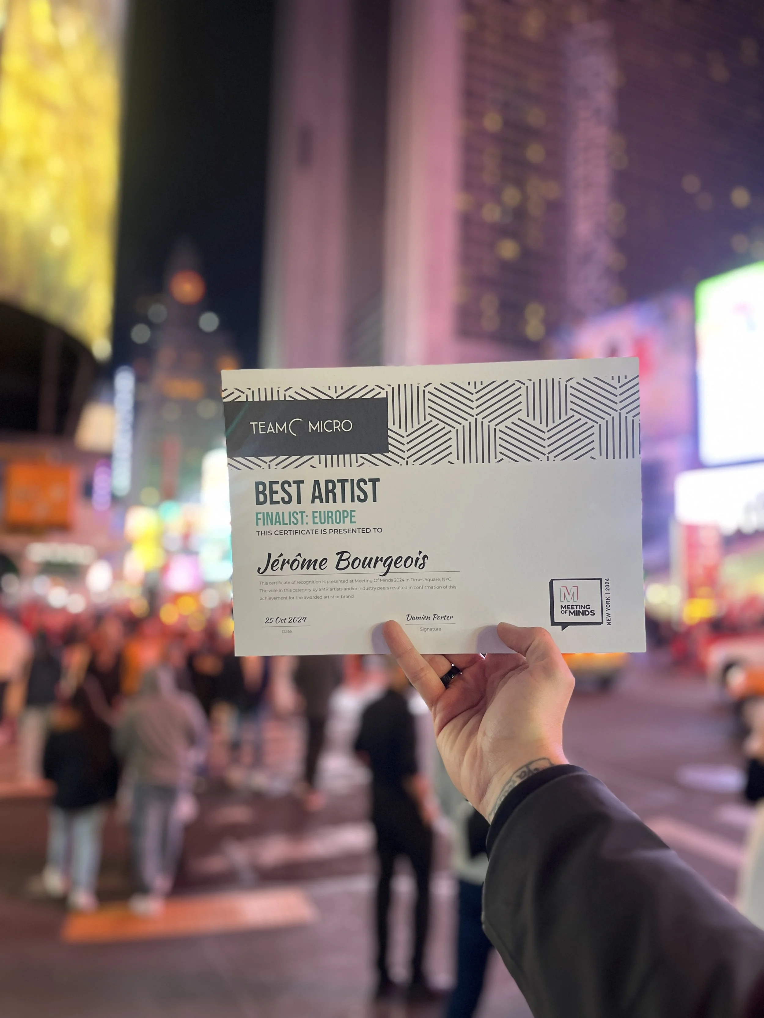 mom meilleur artiste smp nomination times square.jpg