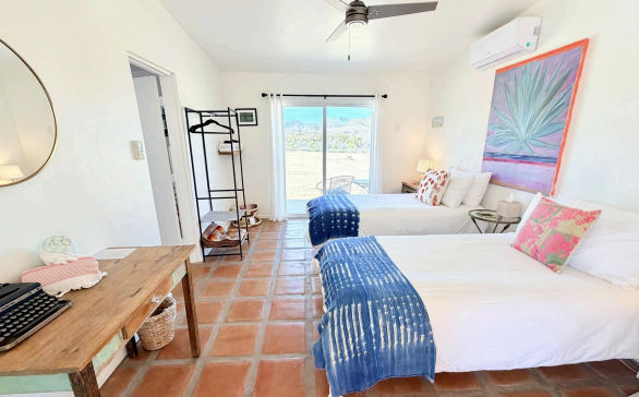 Shared Queen/Twin room with shared bathroom (pay in full)