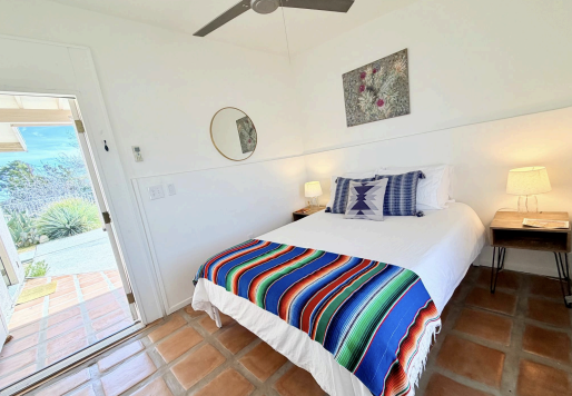 Private Queen room with shared bathroom (pay in full)