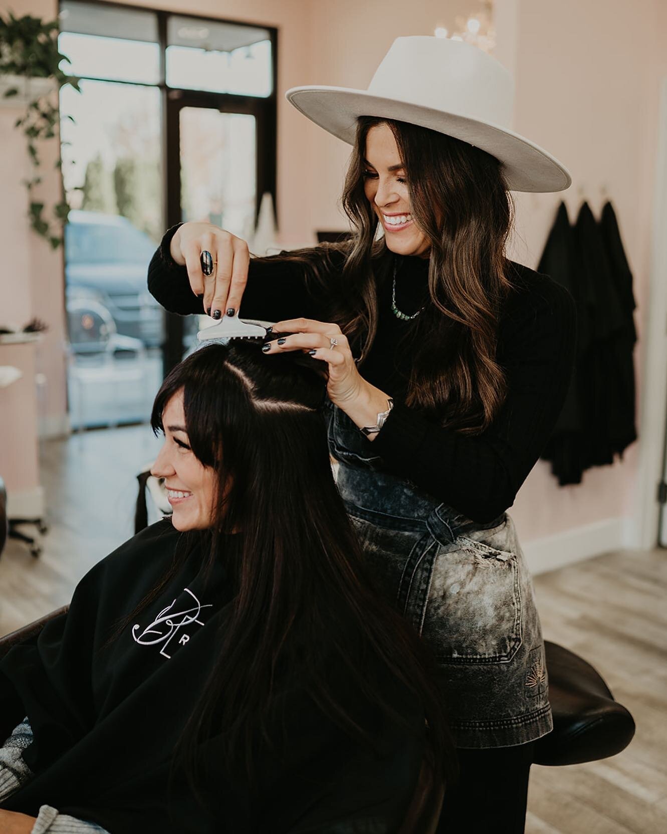 👩&zwj;🦳BRe Seamless Extensions 👩&zwj;🦳

Why our Method? 
✨ Even Distribution of Hair to deliver less tension on the hair 

✨ Custom Color for a Seamless Blend

✨ Achieves the look of Length &amp; Density 

✨ Luxury hair used to maximize lifetime 
