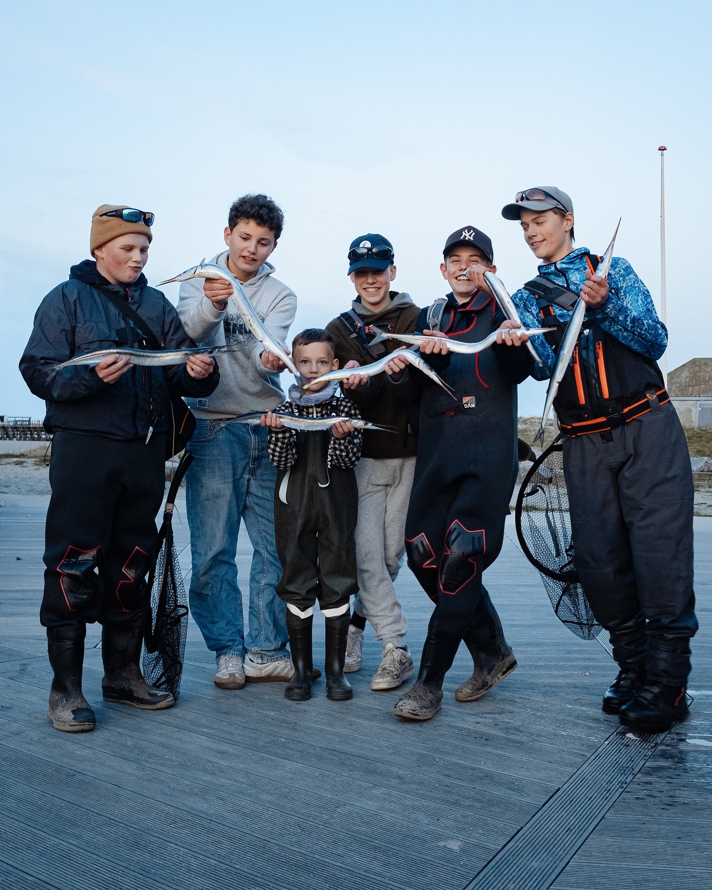 Vores f&oslash;rste tur til det nye klubhus var en succes! 😍🥳Juniorholdet og hj&aelig;lper-teamet gav den gas fra b&aring;de land og i vandet, og det resulterede i en flot m&aelig;ngde hornfisk 🐟 og i &aelig;gte junior-&aring;nd blev der selvf&osl