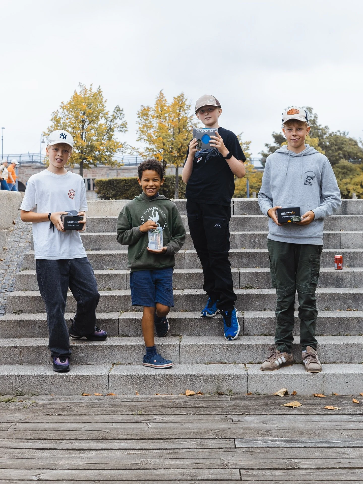 De skarpe vindere af &aring;rets Arts Cup 🔥

Dagens deltagere lykkedes tilsammen at fange seks forskellige arter; skrubbe, sortkutling, sortmundet kutling, havkarusse, krabbe og bl&aring;musling.

Derudover blev der mistet en torsk, en hav&oslash;rr