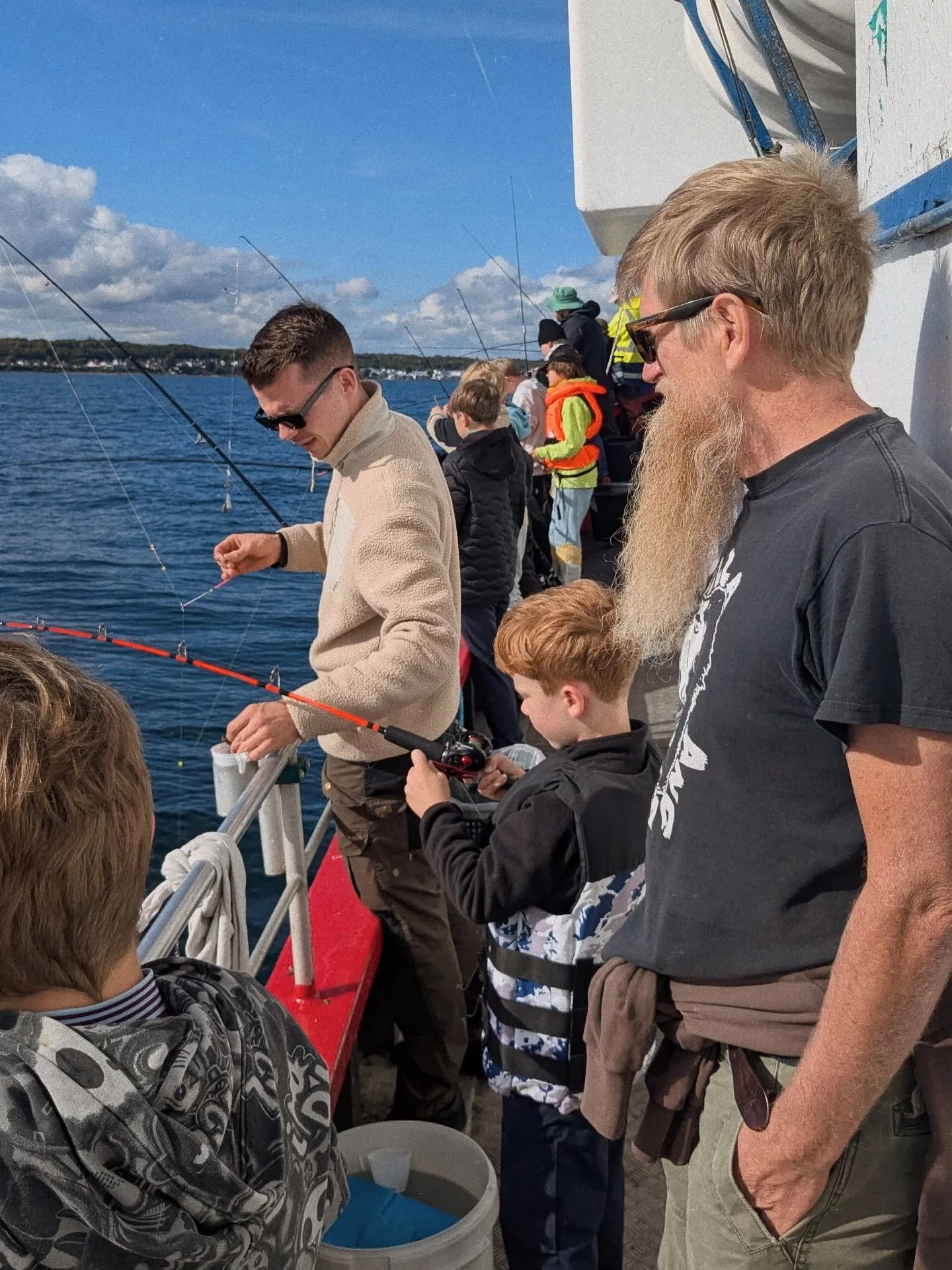 Vi havde en helt fantastisk kuttertur i weekenden, hvor en stor samling medlemmer i alle aldre, tog turen ud p&aring; &Oslash;resund 🎣🎣

Og der blev fanget i omegnen af 100 fisk (!!) fordelt p&aring; en masse sp&aelig;ndende arter; skrubber, isinge