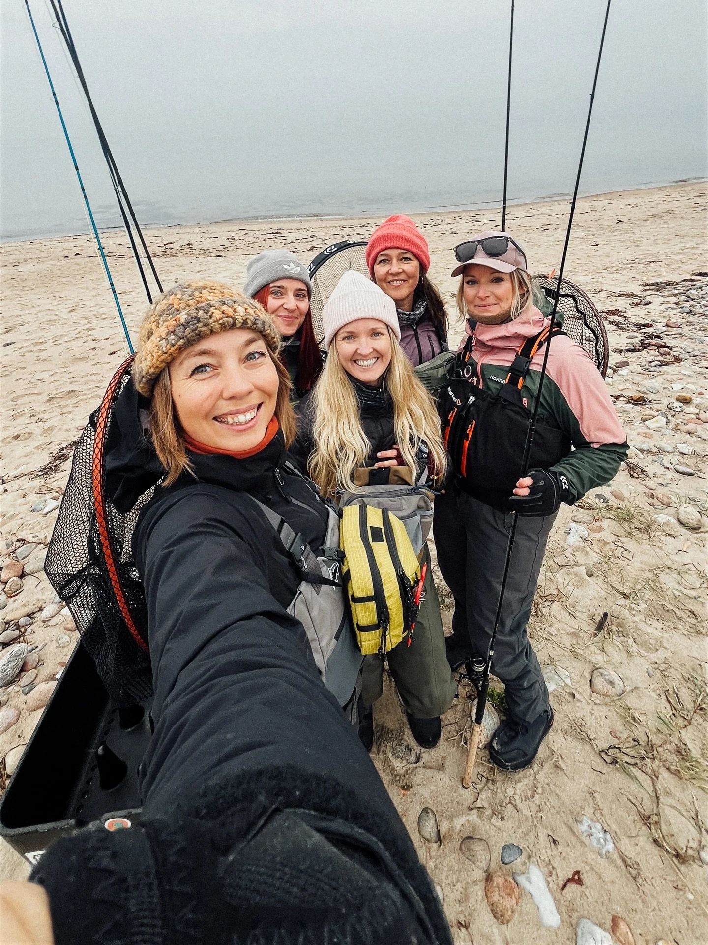 Dameholdet var en tur p&aring; nordkysten i weekenden og der blev fisket godt igennem 🎣🔥

6 fisk fik vi i alt &mdash; fordelt p&aring; 5 til flue-holdet og 1 til spinnerne. Alle i den lille ende, med den st&oslash;rste fisk p&aring; 40 cm. Storfang