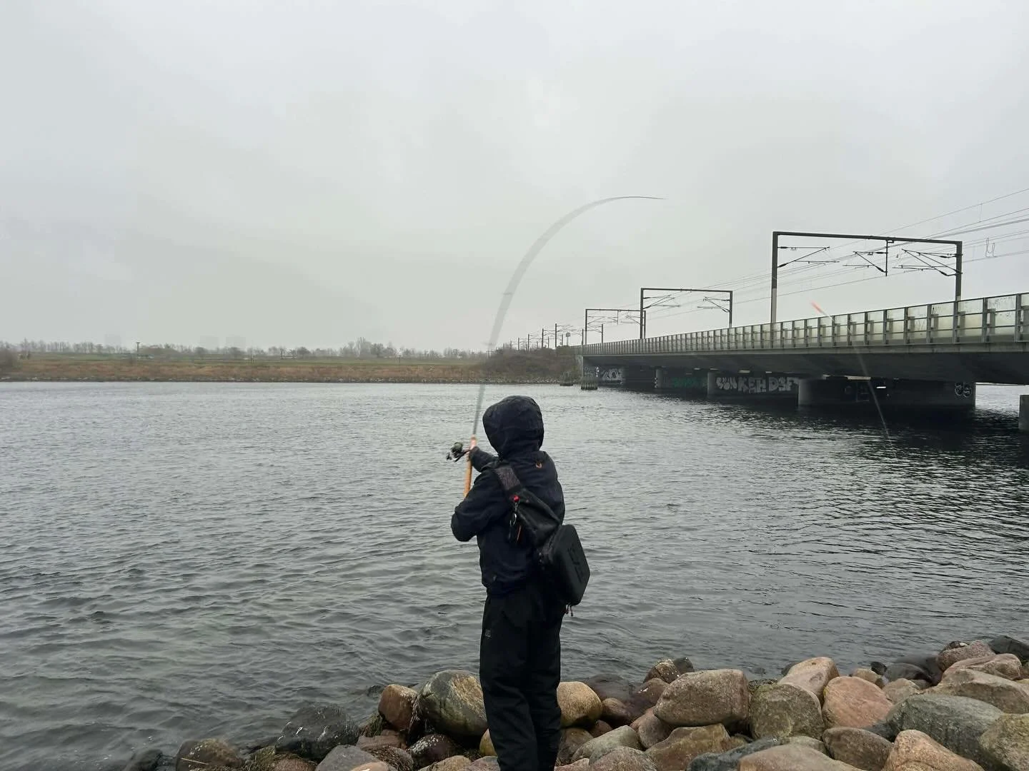 I s&oslash;ndags trodsede en lille h&aring;rd kerne fra Fiskeklub K&oslash;benhavn det v&aring;de og bl&aelig;sende efter&aring;rsvejr i jagten p&aring; en stor havne-&oslash;rred ved Sluseholmen 💪

Forholdene var perfekte med moderat str&oslash;m o
