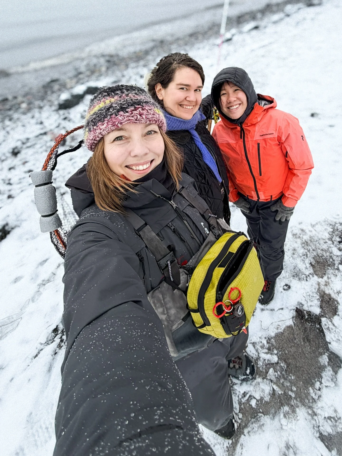 Fuld fart p&aring; Dameholdet som igen har v&aelig;ret p&aring; tur i det snekl&aelig;dte landsskab 🥳 Vi fandt et fint str&aelig;k med isfrit vand og det gav pote! En fin, blank fisk til Marie, der gav varmen igen 💪😄🎣