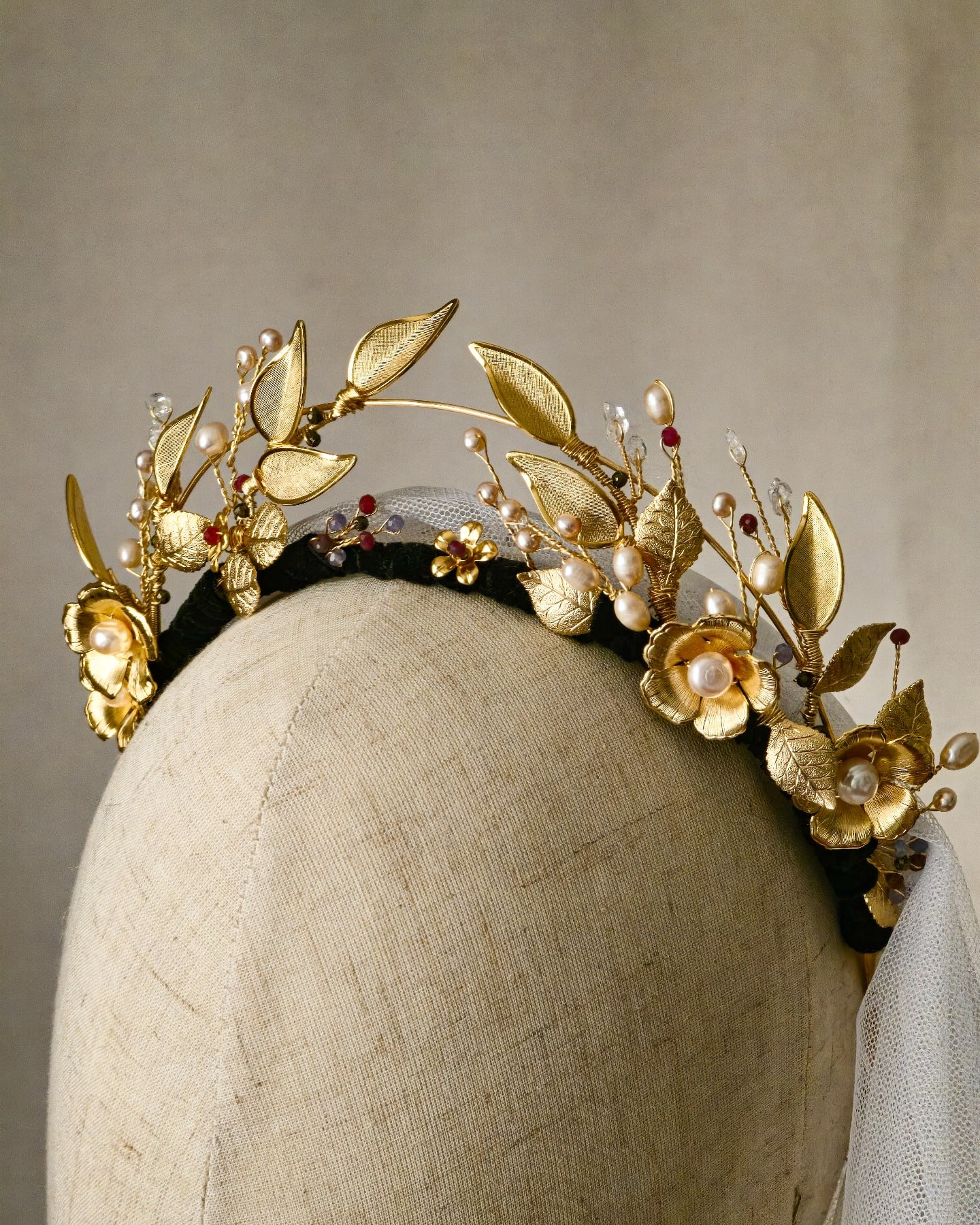 The sun was warm but the wind was chill.
You know how it is with an April day...
(from &quot;Two Tramps in Mud Time&quot; by Robert Frost)

Itching for the burst of spring color and the rush of garden beauty. 🌷

#tiara #floraltiara #flowercrown #spr