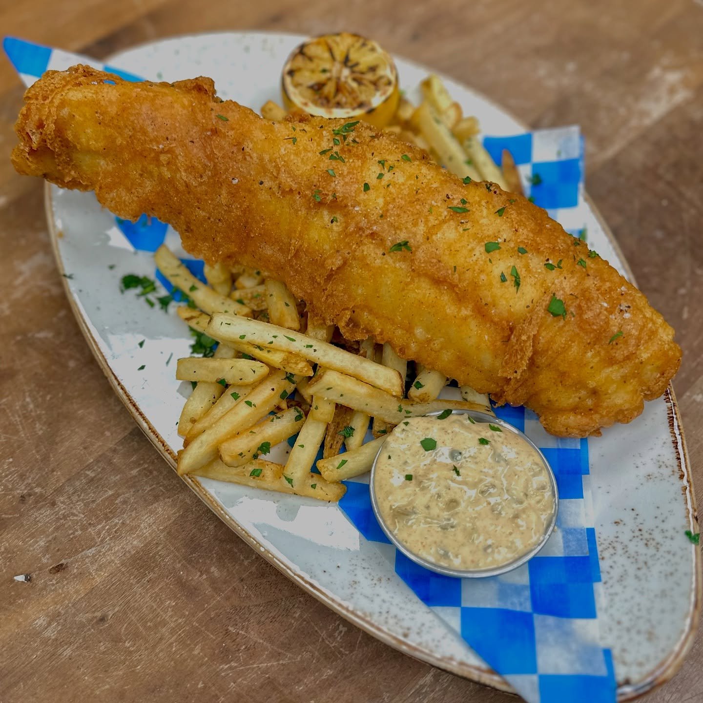 Are you team tartar or team lemon drizzle?
Chef Evan’s new & improved Fish & Chips is about to drop at Wisteria—crispy, golden haddock, a bed of fries, house-made tartar sauce, and charred lemon for that perfect finish.
Which sid