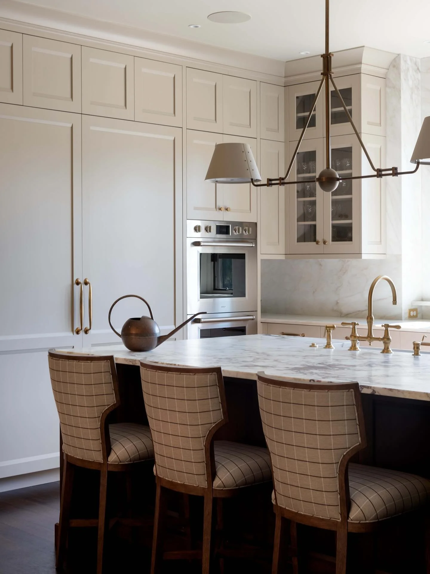 Pause for dramatic effect&hellip; the Spruce Bluff kitchen. Just wait &lsquo;til that copper strapping starts to patina 😮&zwj;💨

Photography by @dominiquewhitephoto