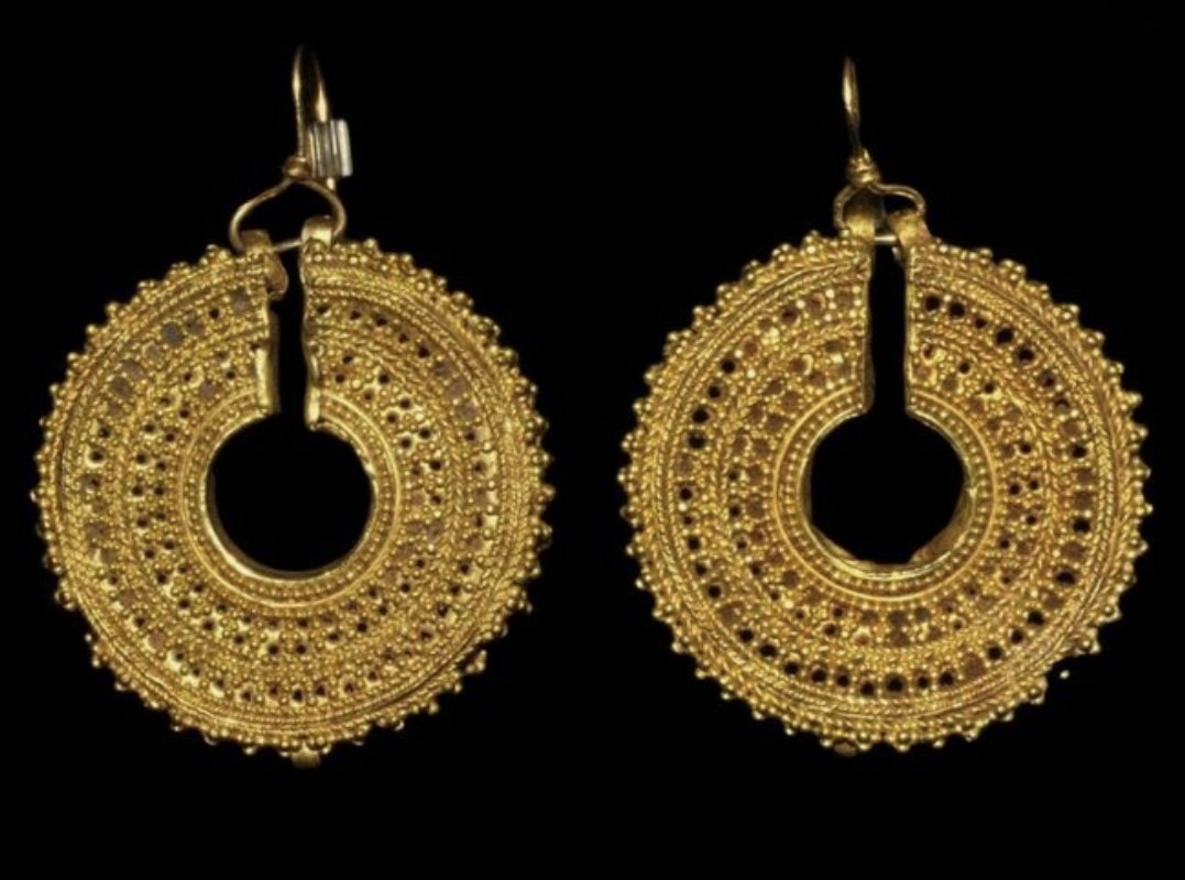 Etruscan earrings: granulation and interrasile