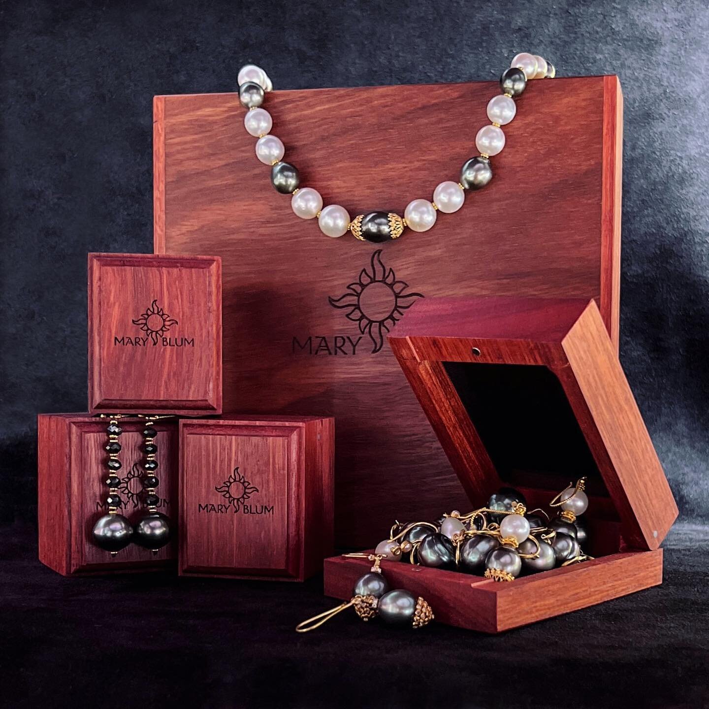 pirate treasure or dragon hoard? a collection of South Sea pearls, diamonds and 18K gold&hellip;

#18kgold #southseapearls #tahitianpearls #diamonds #artisanmade #benchjeweler @givepackaging
