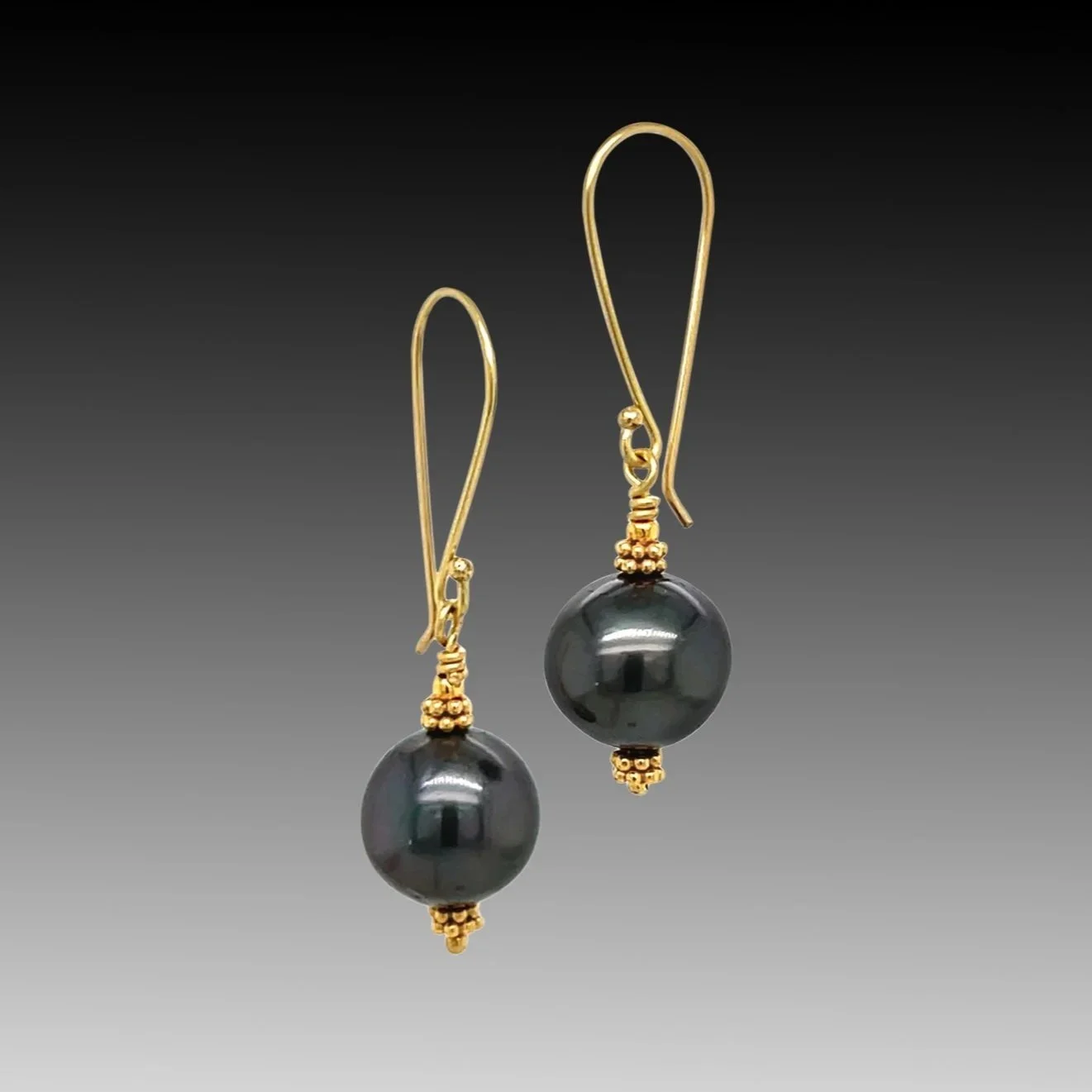 French Polynesia black pearl and 18K yellow gold earrings hand-fabricated