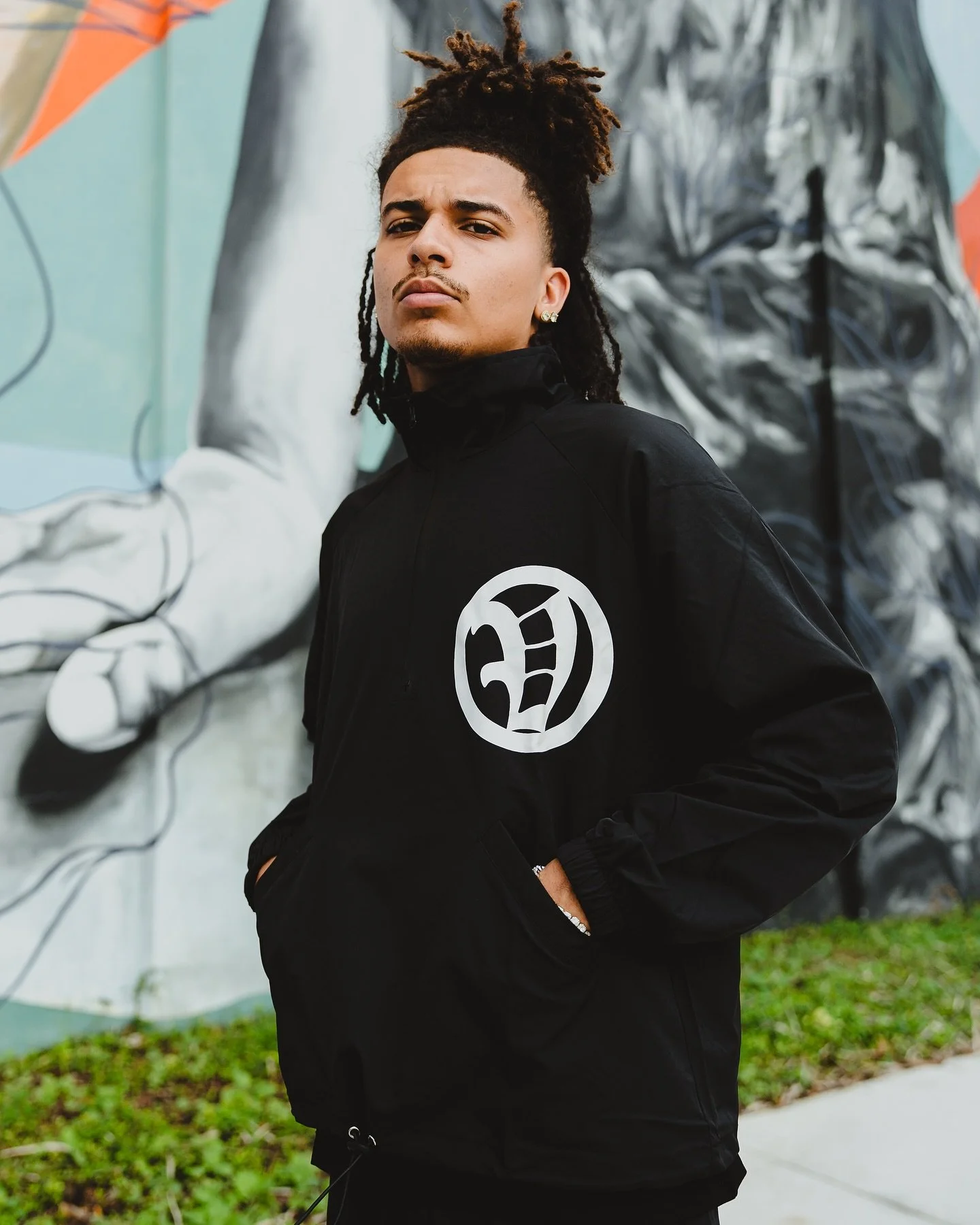 I CAME, I SAW, I CONQUER 👣
&bull;
&bull;
&bull;
#clothing #photos #citylife