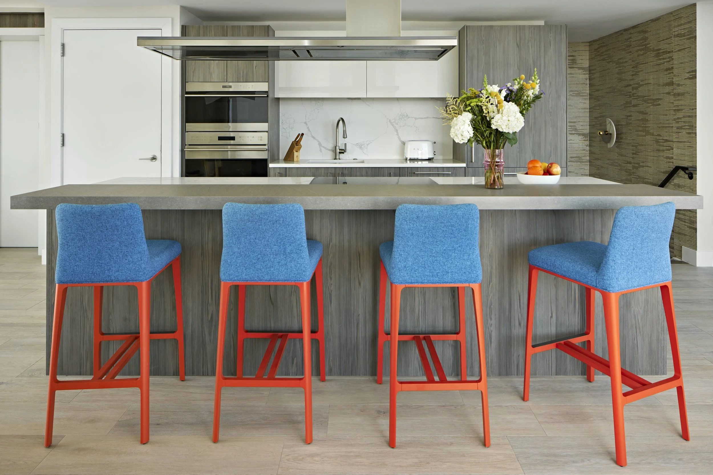 01_RoundThreePhotography_EH_LongBranch_KitchenStools.jpg