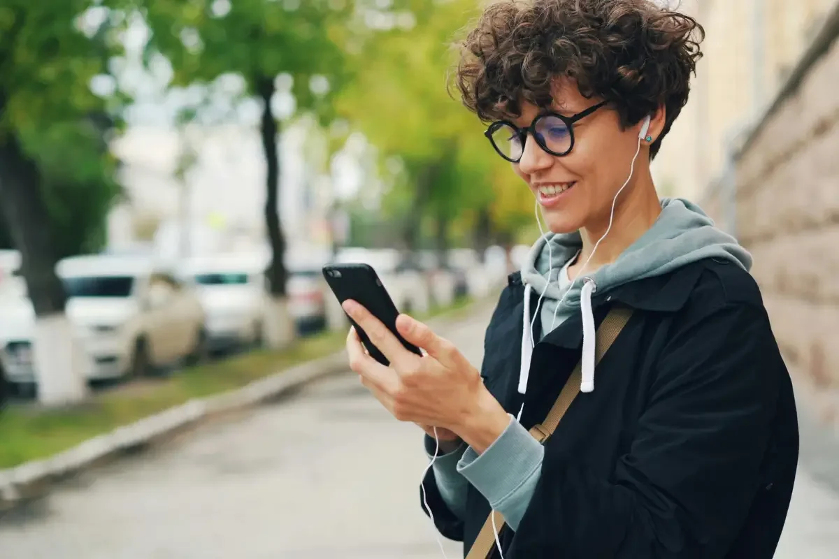 A nonbinary person communicating effectively over text. Dealing with a defensive person can be hard, a therapist can help with communication skills.  90401 | 90094 | 90027 you. 90401 | 90094 | 90027