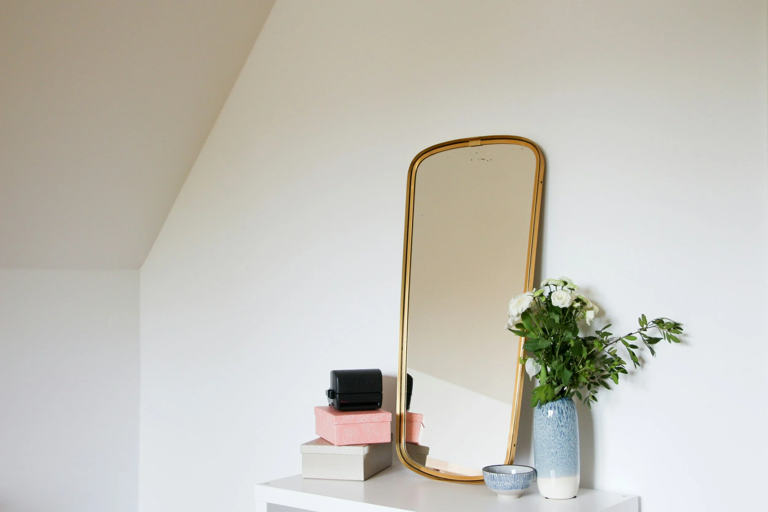 Photo of a mirror, representing struggling with body image. A therapist specializing in body image for women of all sizes can help. 90401 | 90094 | 90402