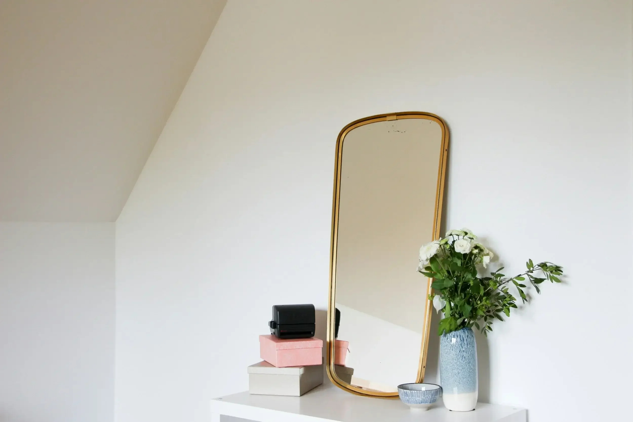 Photo of a mirror, representing struggling with body image. A therapist specializing in body image for women of all sizes can help. 90401 | 90094 | 90402