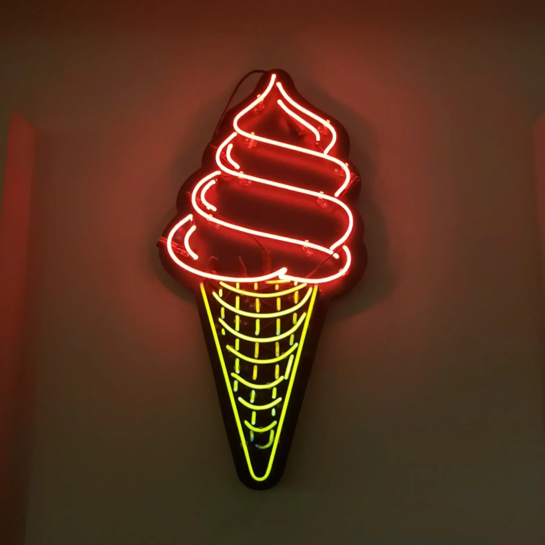 A photo of a neon sign depicting an ice cream cone to illustrate problems with correlating weight and fertility. A Health at Every Size infertility therapist in Los Angeles can help plus size women in infertility therapy in Los Angeles.