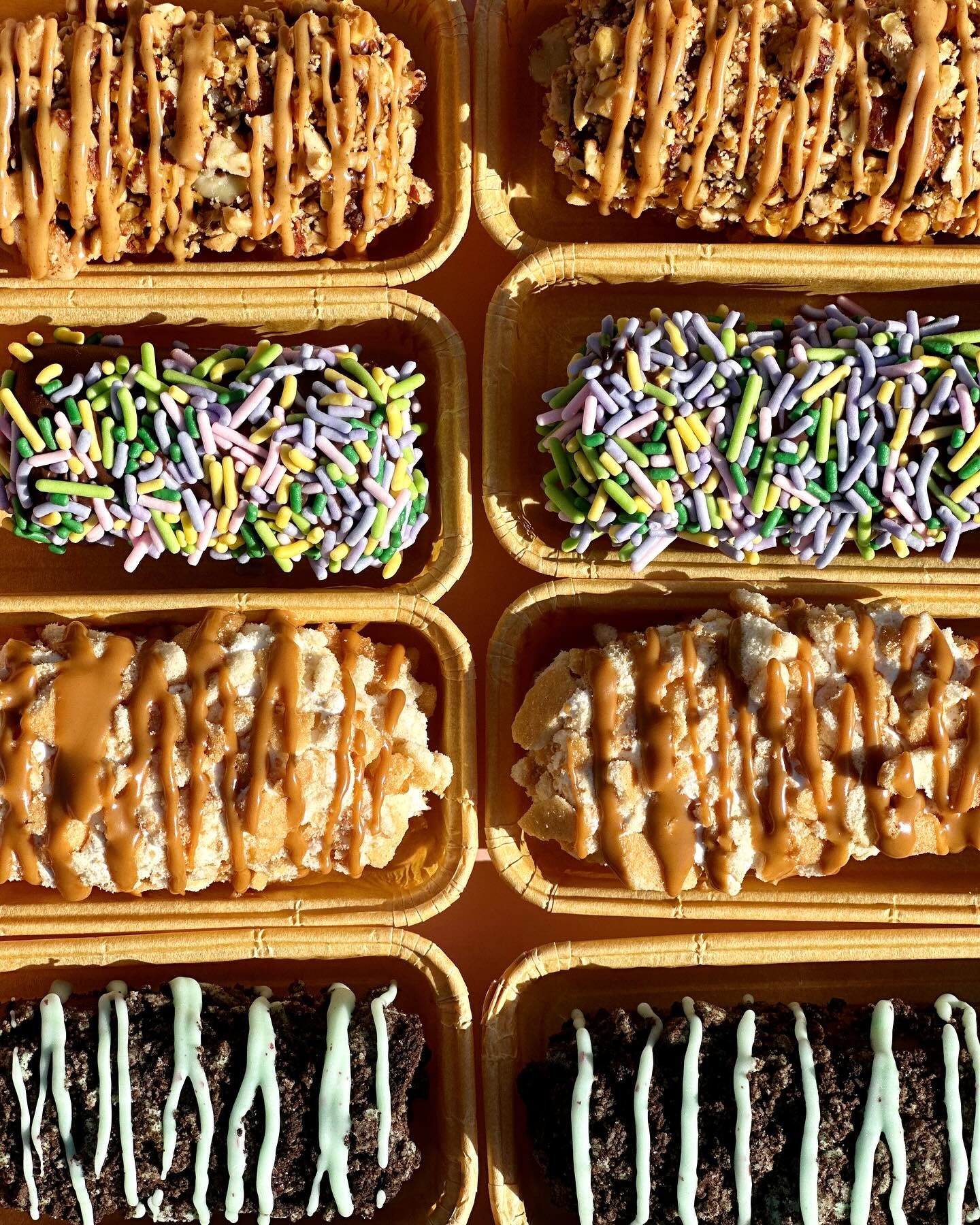 Have you tried the spring line up yet? ππΈ
HONEY BEE - Semi-sweet chocolate, topped with chopped honey roasted mixed nuts (peanuts, cashews, almonds, macadamia, pecans), with honey & peanut butter drizzleβ¨
SPRING SPRINKLE - Semi-sweet Chocolate