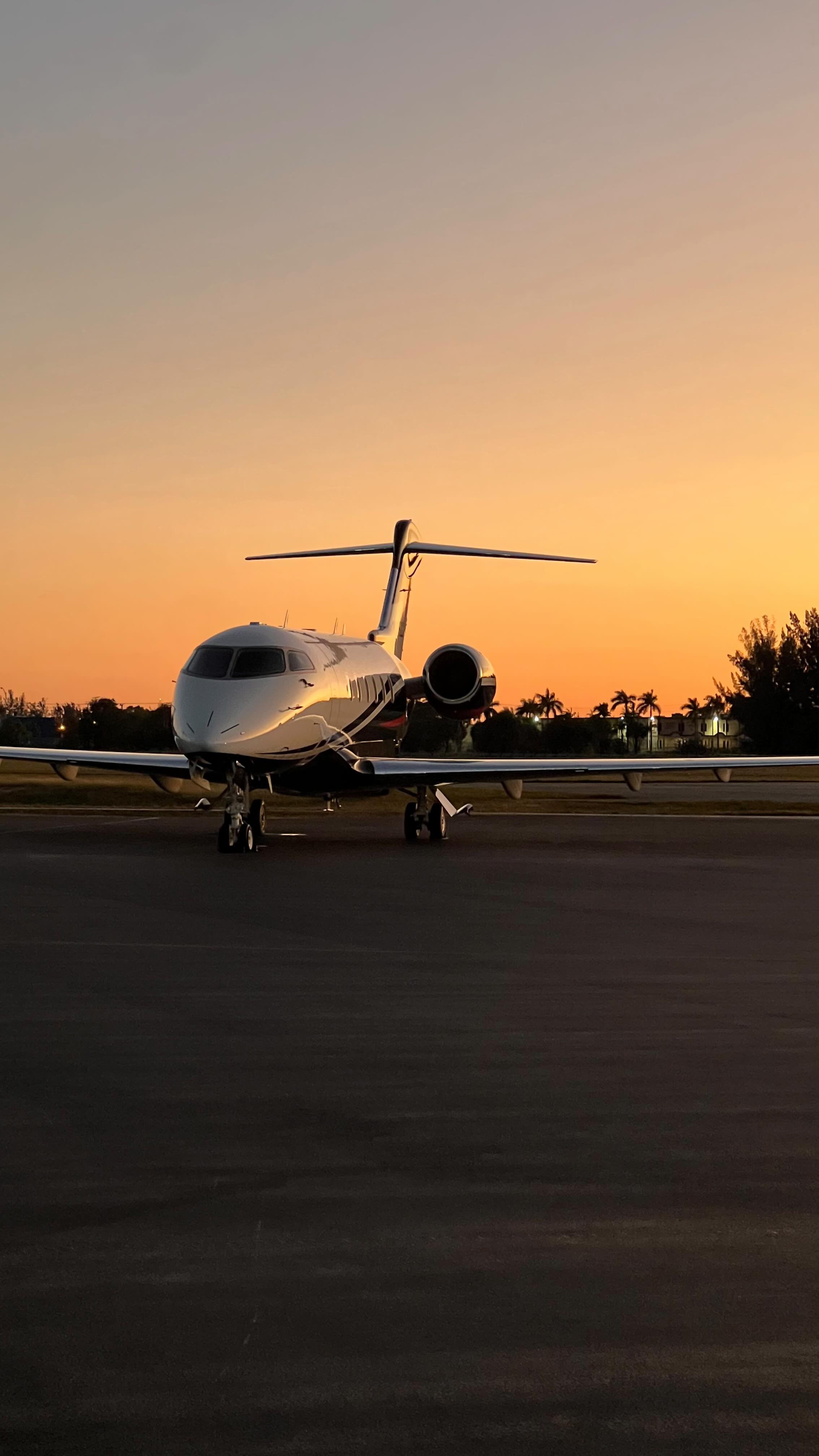 From the cockpit to your career, this is where it begins. 🛫✨
Welcome to GoFly Academy, a premier FAA approved Part 141 flight school based in Miami. With year-round flying weather, a modern fleet (Cessna 172s, Cirrus SR20-GTS, Baron 55), and a pass