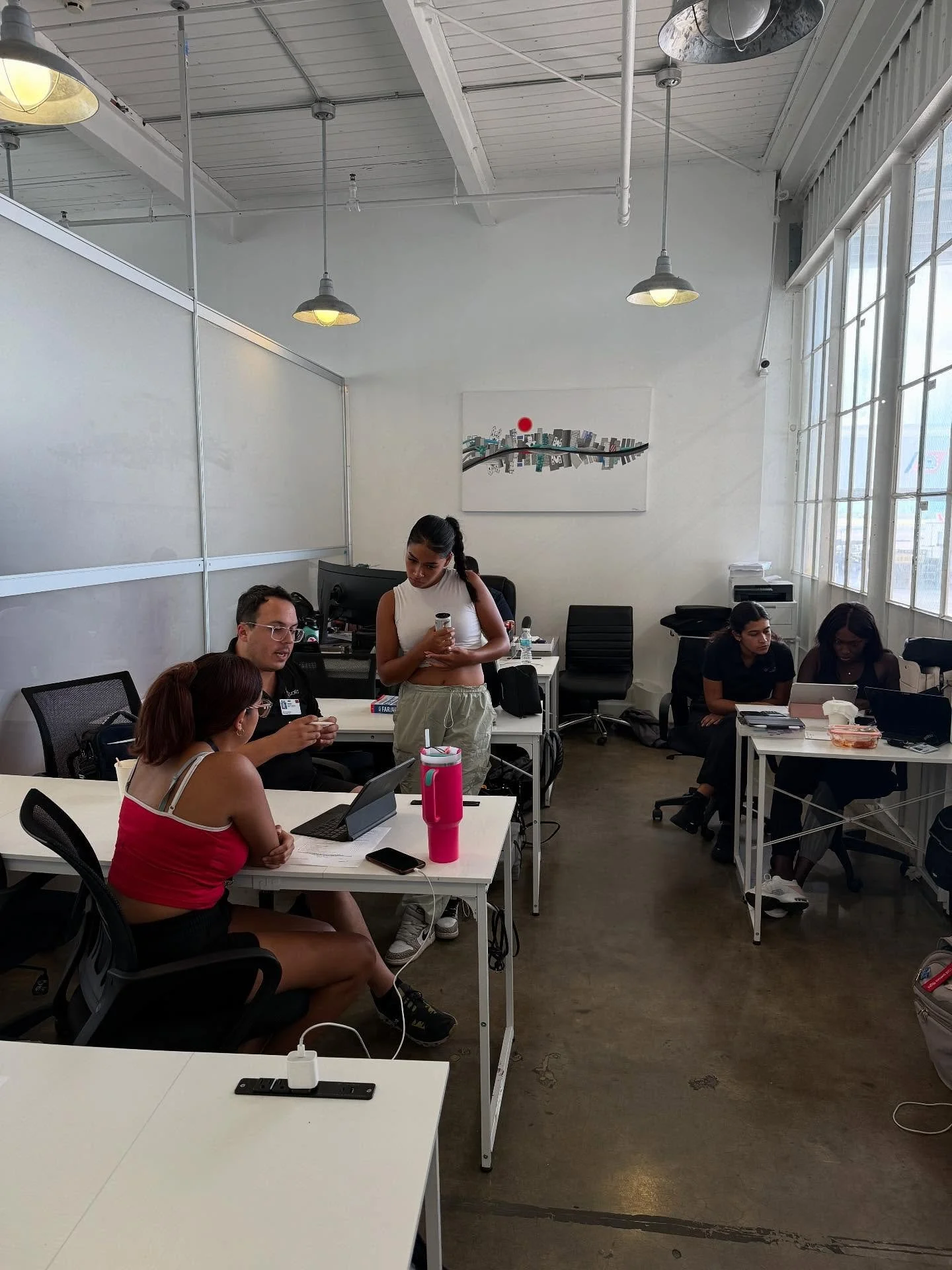 Inside GoFly Academy, every corner of the school tells part of the journey. From classrooms where students dive into ground school, to the simulator and cockpit where knowledge becomes practice, this is where future pilots are made.
What makes us di